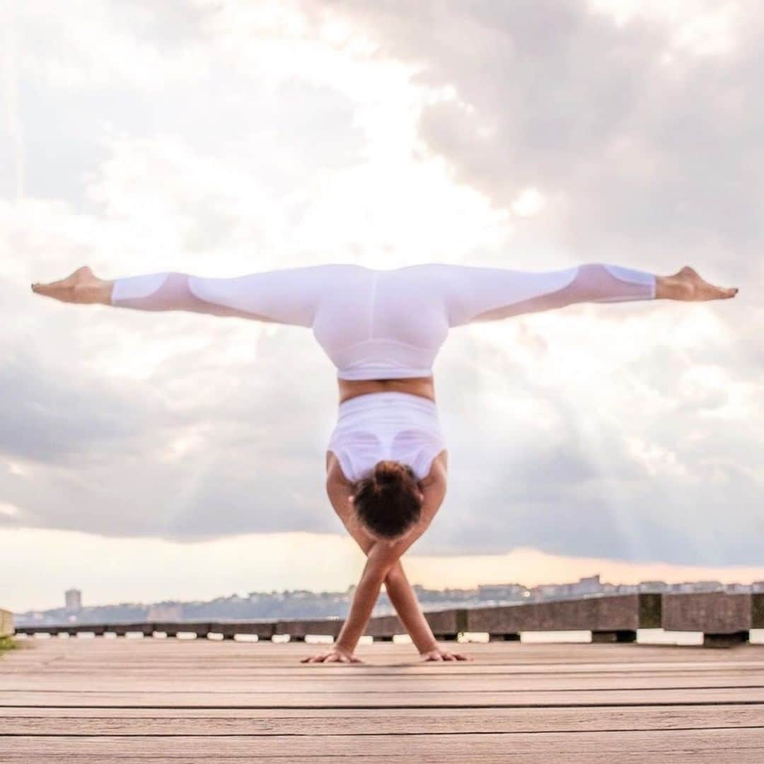 ALO Yogaさんのインスタグラム写真 - (ALO YogaInstagram)「Balance is stability found at the center of acceptance ✨ – Unknown  @meliniseri shows incredible balance wearing her Coast Capri & Joyful Bra 💕 #aloyoga #yoga #alo」10月12日 4時00分 - aloyoga