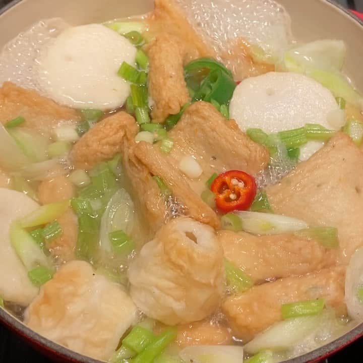 のインスタグラム：「남편쉬는날 나만 점심 약속 있어서 부지런히 만들어놓고 외출~~밥하느라 거울 한번보고 나오는거 깜박하고 왔더니 뭔가 언발란스한 옷차림과 메이컵 화장은 벌써 다 지워져있고😭😭😭🤣🤣🤣🤣하는것도 없이 매일 하루하루가 정신없고 세상에서 젤 바쁜 그이름은 엄마..그리고 주부😝💕 . . 매콤바베큐립레시피: . 1. 등갈비를 찬물에 1시간(5시간까지면 더 좋구요)정도 물 바꿔주면서 핏물 빼주세여. 2. 솥에 된장2스푼 , 파뿌리, 양파한개. 통후추 (저는 커피도 넣어요 잡내제거로) 넣고 끓을때 등갈비넣어서 한시간 정도 끊여내고 찬물에 씻어놔 주세여 3. 양념장 만들기: 고추장3, 다진마늘3, 간장3, 설탕1, 매실액기스(물였또는 꿀도 괜챦아요)2, 참기름1 섞어서 등갈비에 고루묻혀주시고 냉장고에 1시간(시간이 길면길수록 좋아요)정도 놔두세요 4. 다시 냄비에 물반컴 넣고 양념 재워둔 갈비넣고 센불-약불(뚜껑닫고) 졸여주시다가 마지막 중불에 파랑 고추넣고 뒤적여서 내면되요」