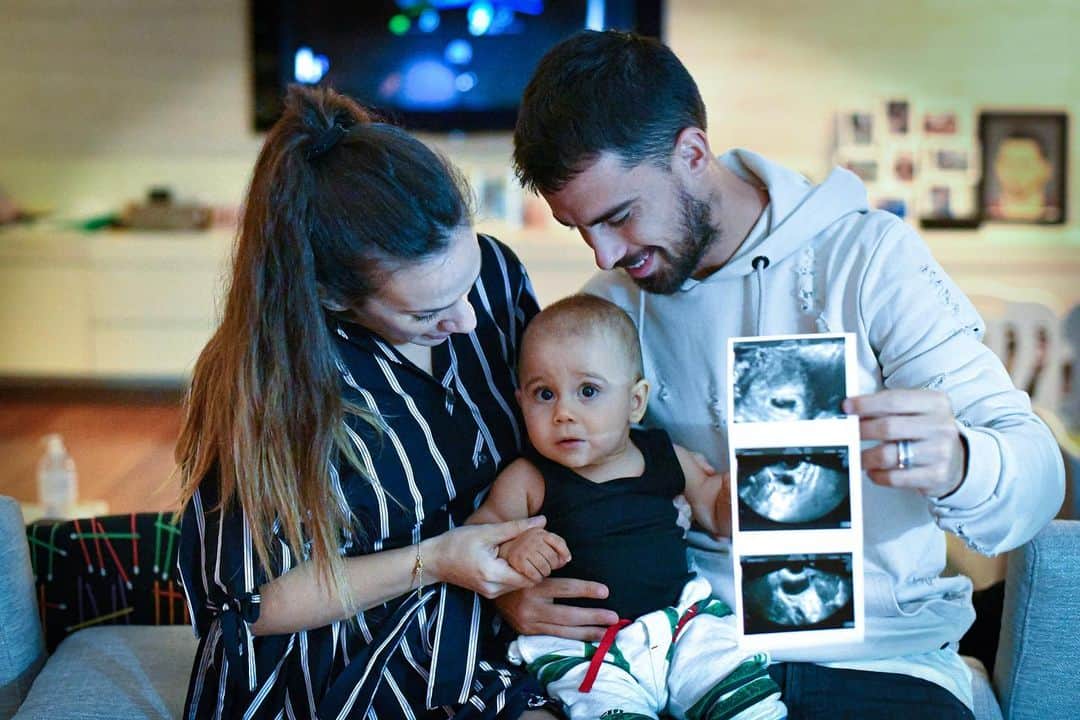 ヘスス・フェルナンデス・サエスのインスタグラム：「¡Hola! Soy Alessio, y quería decir que dentro de algunos meses no seré hijo único... 😃👶🏻 tendré un hermanito/a ... Gracias mi amor @alissrodriguezz porque eres la mejor ❤️❤️#felicidad #amor #familia . ⠀⠀⠀⠀⠀⠀⠀⠀⠀ ⠀⠀⠀⠀⠀⠀⠀⠀⠀#  Ciao sono Alessio, e volevo dirvi che dai prossimi mesi non sarò più figlio unico 😄👶🏻... #felicita #emozione #famigliaSuso #ilregalopiugrande Suso♥️Alicia♥️Alessio♥️...」