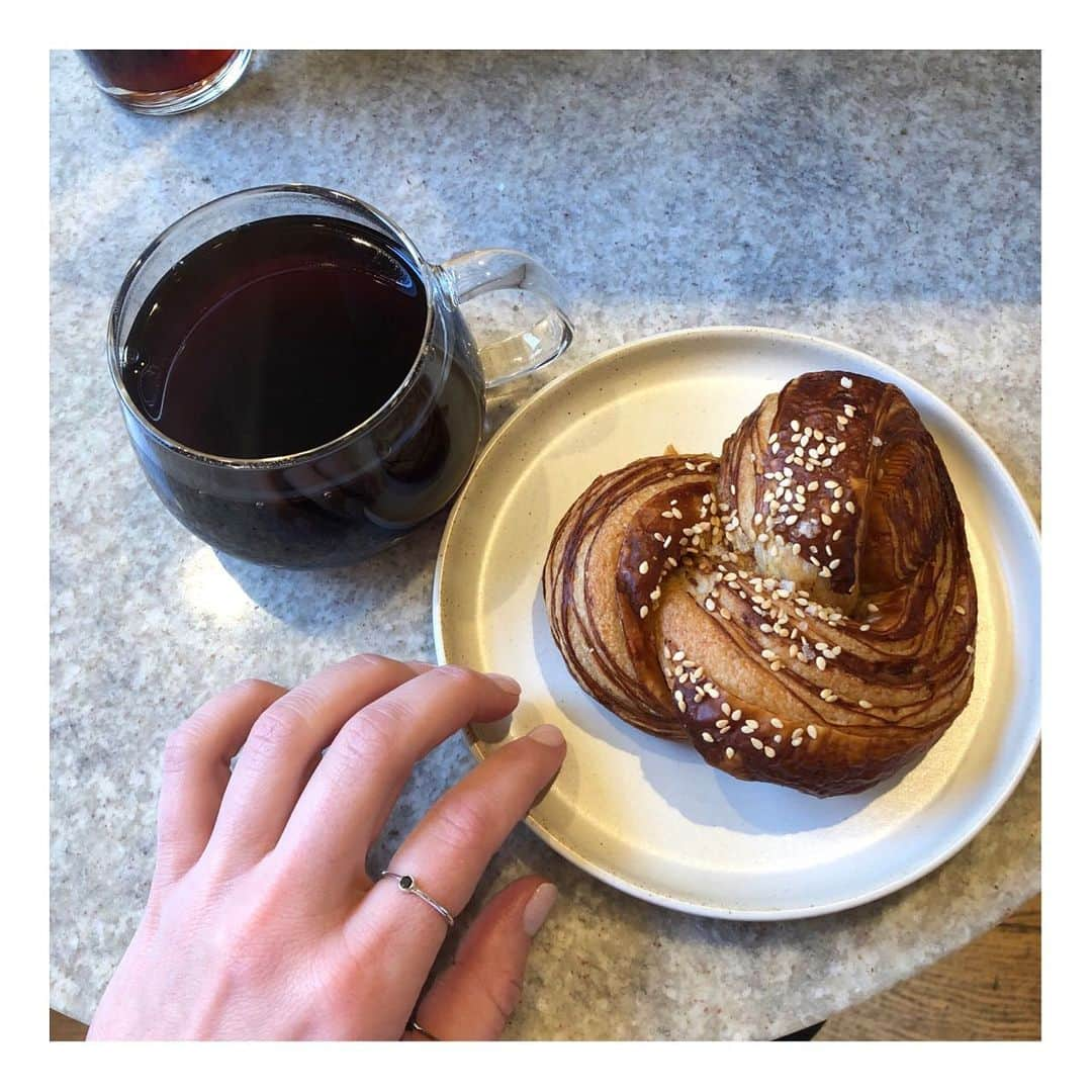 エミリー・キニーさんのインスタグラム写真 - (エミリー・キニーInstagram)「Coffee shop crawl in LA this morning. The new Fall blend on pour over at @bluebottle was 😋👍👌🎃. #coffeelove」10月12日 4時24分 - emmykinney