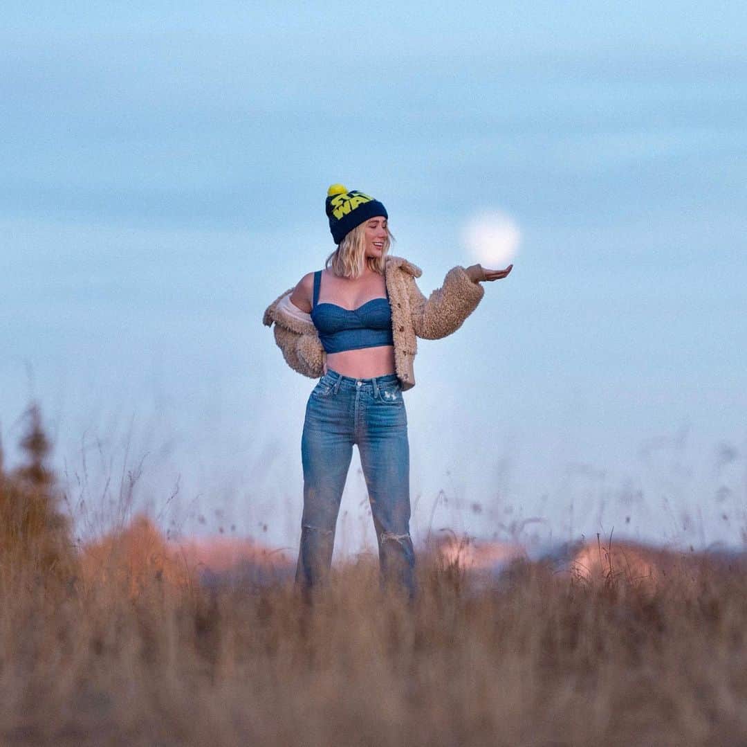 サラ・ジーン・アンダーウッドさんのインスタグラム写真 - (サラ・ジーン・アンダーウッドInstagram)「Born to chase the moonlight 🌔SWIPE✨ Wearing all @revolve (except the hat, that was Amazon 😜) 📸 by @jacobwitzling . . #revolveme #ootd #getoutside #exploremore #pnw #pnwonderland #fashionblogger #fallfashion」10月12日 4時24分 - saraunderwood
