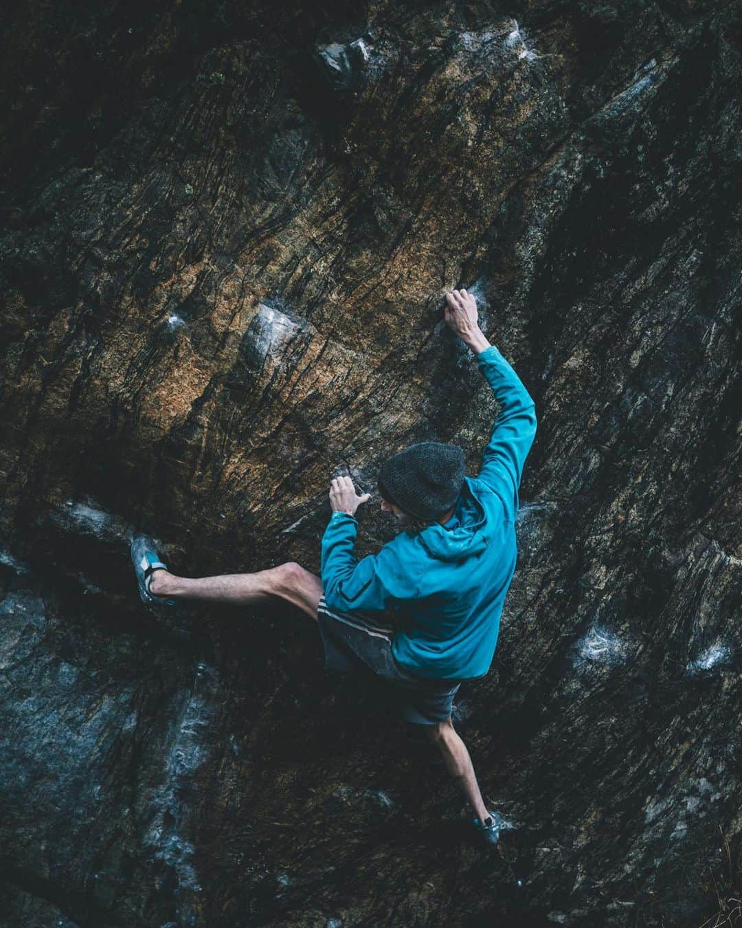 デイブ・グラハムさんのインスタグラム写真 - (デイブ・グラハムInstagram)「Hypnotized Minds [8C+] 💎✔️💎 It’s pretty thrilling news to share that on Tuesday I finally climbed this incredible problem first ascended by  legend @dawoods89 🎉🎉🎉 I have been trying this problem seriously for the past 7 years, but remember my first days in the park as a young lad staring up at this line, already entranced 🌀The saga really starts with me falling off the last move twice, deep into the winter season, just before rupturing my A2 pulley in Mexico back in 2013 💔 Fast forward two years when I was finally all healed for crimping and I broke off a key left foot for the crux move, reducing my highpoint and beta to ashes; It felt like was starting from scratch 😞 I was still obsessed. I dedicated every Fall and Spring season to sieging Hypno, abandoning any other climbing goals in hope that I could rise above and conquer this sequence, yet amidst unpredictable sub-alpine conditions, it wasn’t so simple. Most of my friends abandoned my effort, and I started regularly climbing alone on the boulder. Struggling to see my errors by myself, it became a new type of challenge. The pattern of shoveling the boulder out between weekly storms and the long solo drives started to become synonymous with the idea of making attempts 😵 Until this October. First day went really well, I realized my new @fiveten_official Dragons were game changing on both crux moves allowing me to get the crack pocket correctly from the start, and give me a fair sticking the high left pinch from the ground. Day 2 I came super close to sticking the pinch, I felt stronger physically then I ever had, and more calm in the mind. Day 3 was 65 at the parking, pretty warm for my taste, but as a snow storm was rolling in it seemed smart to give at least a few tries. First go I fell off the last move (can’t wait to share that 😂), second go at the crux, and third try, I SENT 🤯 IG won’t let me elaborate more this post but I can’t wait to share the entire story with everyone, and the send!!! Thanks for the support from my homies who believed in me (you know who you are amigos 🙌🏻) and @alizee_dufraisse for reminding me I can actually do what I set my mind to 💞 time to enjoy the FREEDOM 👐🏻!!!!」10月12日 4時51分 - dave_graham_