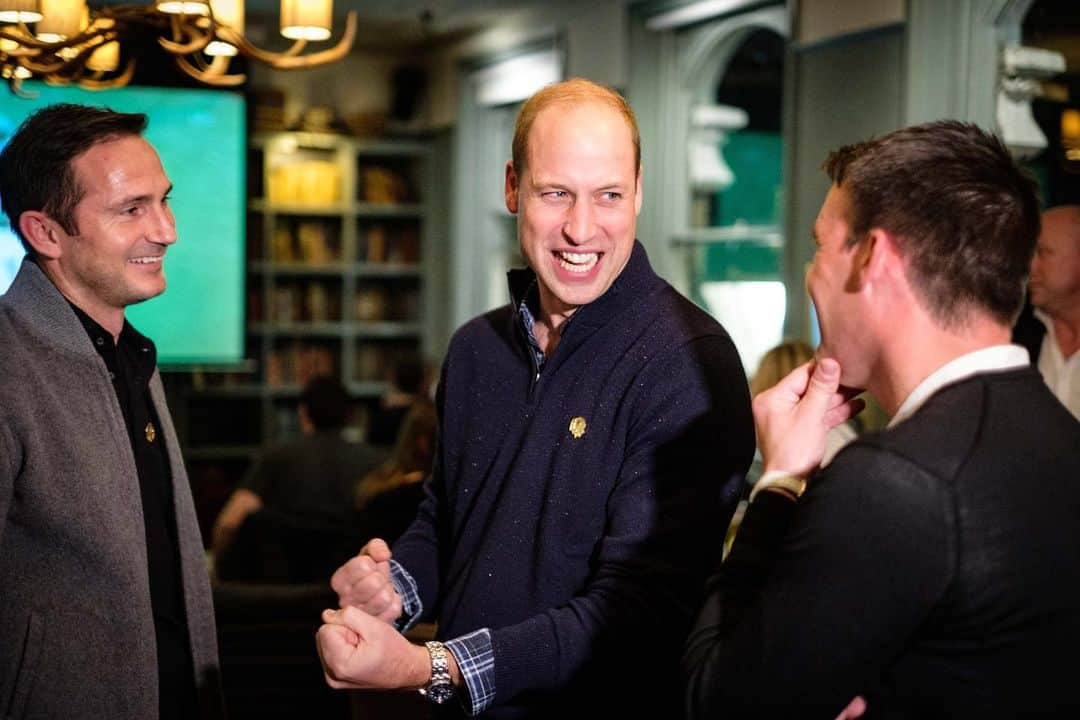 フランク・ランパードのインスタグラム：「Got a special invite to the pub tonight to watch the match by @kensingtonroyal as part of the #HeadsUp campaign.  We’re here to not just cheer on the team, but talk about mental health. Something that can affect all of us. Everyone we met has been supported by one of the brilliant @heads_together charity partners.  There’s no reason we shouldn’t be just as comfortable talking about our mental health as we are about talking football with our best mate. Suicide remains the biggest killer of men under 45 so showing everyone, everywhere that it’s ok to talk about whatever they’re going through has never been more important.  If you need immediate support or to talk about something, text ‘Heads Up’ to 85258 or check out the accounts below for support 👍👍 @Heads_Together @Calmzone @mindcharity」