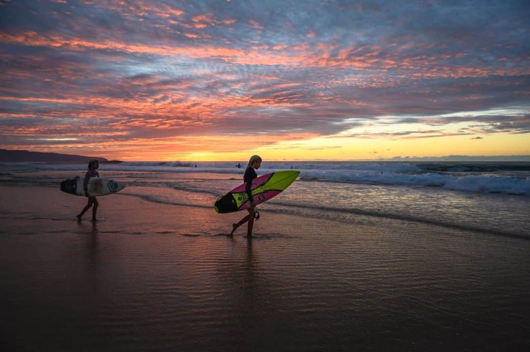 National Geographic Travelさんのインスタグラム写真 - (National Geographic TravelInstagram)「Photo by @michaelclarkphoto | Erin Brooks (right) and Maxi Rosano (left) make the most of the day by catching waves as the sun sets on the north shore of Oahu, Hawaii. #oahu #northshore #surfing」10月12日 5時05分 - natgeotravel