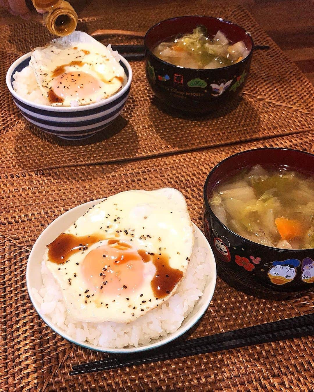 みきママさんのインスタグラム写真 - (みきママInstagram)「【朝ごはんは美味しんぼの目玉焼き丼にしよう！！】﻿ ﻿ . 漫画「美味しんぼ」によると、炊き上がったご飯に合わせて、目玉焼きをいい焼き加減で焼くのか。よし、まずはご飯を炊こう！！﻿ ﻿ ﻿ ﻿ ﻿ ﻿ ﻿ ﻿ ﻿ ﻿ ﻿ ﻿ ﻿ ﻿ ﻿ ﻿ ﻿ ﻿ ﻿ 杏ちゃん「わ〜、あつあつ！」﻿ご飯が炊けた〜！！新米です！！﻿ ﻿ ﻿ ﻿ ﻿ ﻿ ﻿ ﻿ ﻿ ﻿ ﻿ ﻿ ﻿ ﻿ 黄身が少し白くなるくらいがいい！！絶妙な焼き加減を目指します！！﻿ ﻿ ﻿ ﻿ ﻿ ﻿ ﻿ ﻿ ﻿ ﻿ ﻿ ﻿ ﻿ ﻿ 目玉焼き丼ができた〜！！﻿醤油たらりが最高です！！﻿ ﻿ ﻿ ﻿ ﻿ ﻿ ﻿ ﻿ ﻿ ﻿ ﻿ ﻿ ﻿ ﻿ れんちび「うまい！」ってさ。﻿ ﻿目玉焼きから先に食べちゃったの？食べ方、違うしー。﻿ ﻿ ﻿ ﻿ ﻿ ﻿ ﻿ ﻿ ﻿ ﻿ ﻿ ﻿ ﻿ ﻿ 私「交互に食べるんだよ。」﻿ めちゃうまっ。﻿ ﻿ ﻿ ﻿ ﻿ ﻿ ﻿ ﻿ ﻿ ﻿ ﻿ ﻿ すると、れんちび「俺は納豆卵がいい。」ってさ。﻿ ﻿納豆卵、全部混ぜが一番だって。﻿ ﻿ ﻿ ﻿ ﻿ ﻿ ﻿ ﻿ ﻿すると、杏ちゃん「あんちゃんは、たまごかけごはんが1ばん！」﻿ ﻿ ﻿ ﻿ . ﻿ ﻿ みんな、美味しんぼをなめんな。﻿ ﻿ ﻿ ﻿ ﻿. . #朝ごはん  #ご飯 #目玉焼き #breakfast  #fnceats #friedegg #sunnysideup #rice」10月12日 10時32分 - mikimama_official