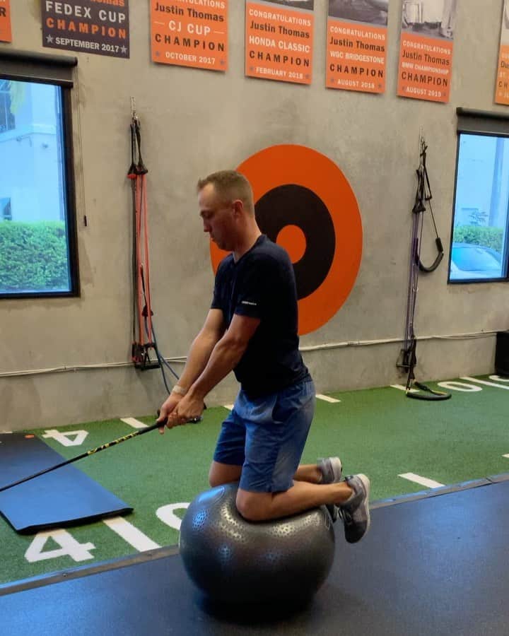 ジャスティン・トーマスのインスタグラム：「Core work with @kolbywayne 💪🏽」