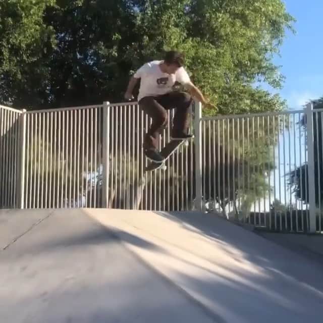 オルタモントのインスタグラム：「Friday jamz w/ @ryan_lay 💣💣 // 📹: @romanpanell @jordanfoster13 @american_goure_story @u1tralord @jockbossler // #CFADC #skateboardingisfun」
