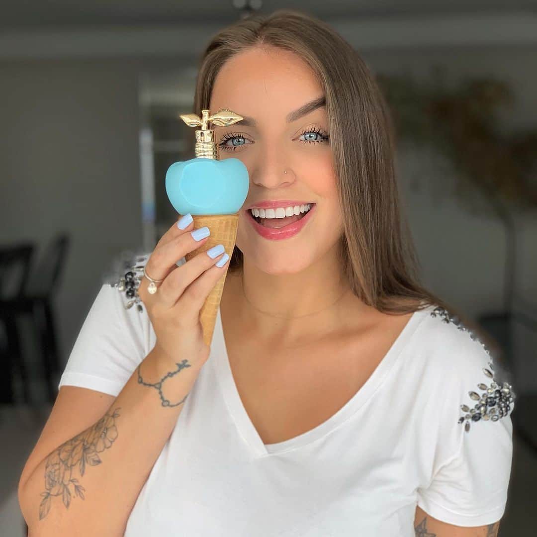 Bruna Unzuetaのインスタグラム：「Veeem verão, já to me preparando! 🍦😅 Esse perfume é lançamento de @ninaricciparfums , os Les Sorbets de Nina, Luna e Bella...eles lembram sorvete mesmo e o frasco com aparência de gelado. O Luna, esse que to segurando na foto, é bem fresco e floral...uma delicia! 🌺 vocês encontram na @sephorabrasil 🥰」