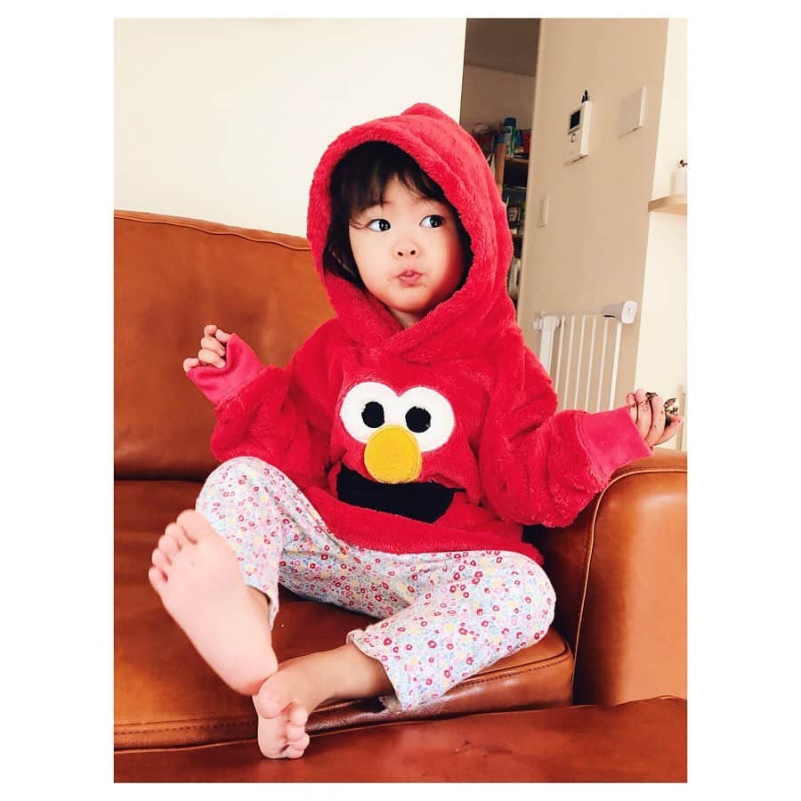 山口愛実のインスタグラム：「おはようございます 雨の音で起きちゃいました 暑い暑いと思ってたら急に寒くなったのでユニ子にふわもこ服を。セサミストリートとH&Mのコラボで大好きなエルモが店舗限定であったので❤️❤️❤️他にもクッキーモンスターとかあって迷ったけど🍪🍪🍪🍪🍪👾 ちびっ子ってフード被せるとなんでこんなに可愛いんでしょう （親バカですみません💦） 私はがっつりセサミ世代で1番好きだったのがエルモ次がカーミットその次がホンカーあっミスピギーも好きあとあとカウント伯爵の数え歌好きだったなー🎶 自分が好きだった物って子供にも好きになって欲しかったりしますよね 笑 みなさんはセサミ見てましたか？  #HM #hmkids #hmxme #SesameStreetxhm #セサミストリート #1歳10ヶ月  #女の子コーデ  #女の子ママ  #ちょっぴりいやいや期 😂  @hm_kids https://www.instagram.com/hm_kids/」