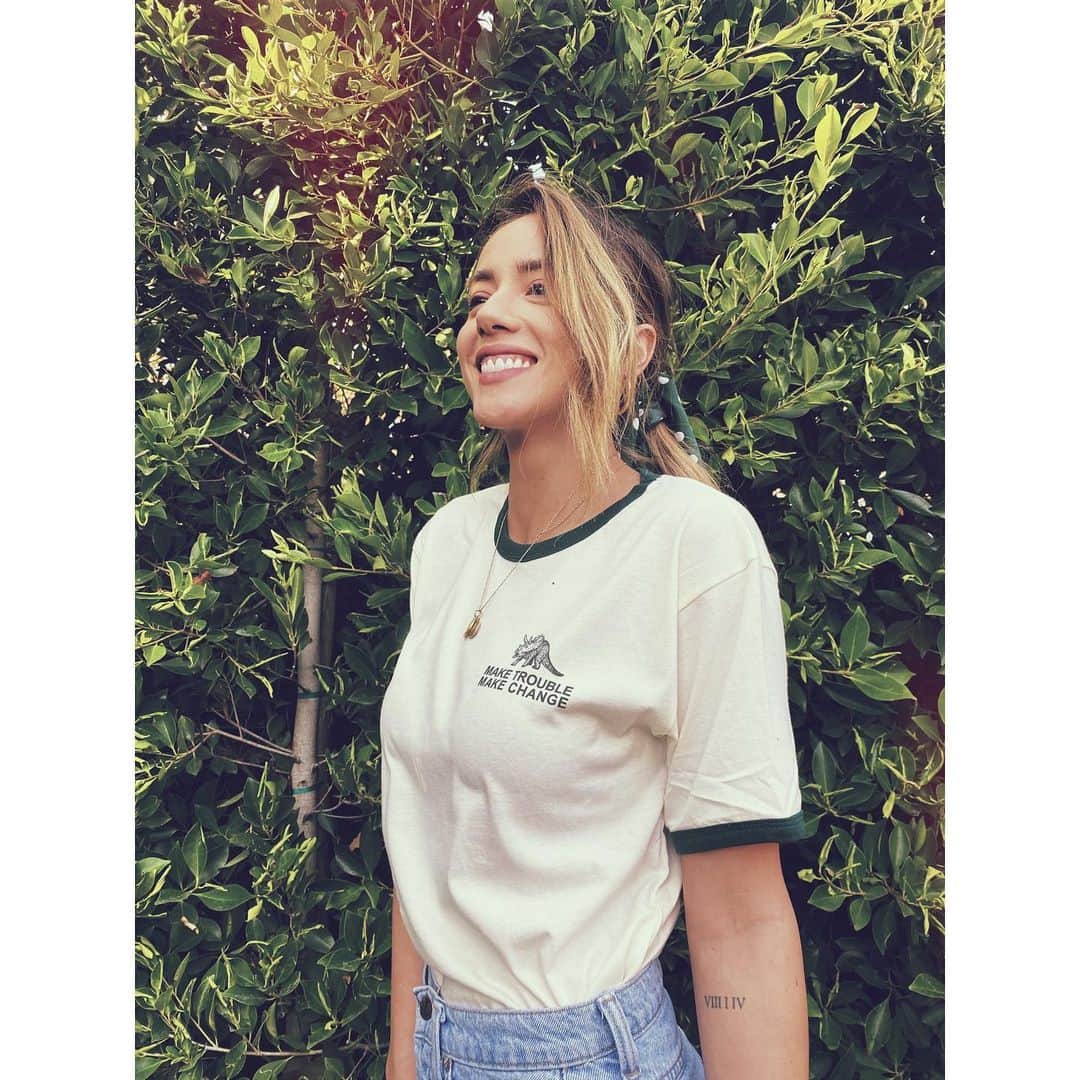 クロエ・ベネットのインスタグラム：「Try not to pee your pants with excitement. But today is #internationaldayofthegirl and what a perfecttttt excuse to launch another T-shirt campaign to raise money for Women’s health clinics in Haiti and Dominican Republic!!...I’ll be honest the T-shirt I designed is very random because I really wanted a dinosaur on it. Because I don’t know why. But it turned out random and awesome as ever and I think you ladies and gents will LOVE it as much as I do. (Over the years I’ve been obsessed with seeing all of you around the world with shirts from the other campaigns! It always blows me away.) And again...when you buy a shirt it’s quite literally saving lives and providing necessary health care to women who otherwise would have no access to it. Rad. Lets do this again! I love you all. The campaign will be live for two weeks. So, go go go. Get a Dino shirt. Make trouble. Make change. LINK IN MY BIO. 💚 @represent @c_empowerment」