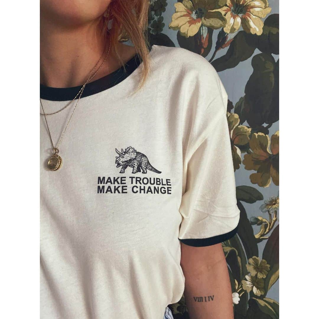 クロエ・ベネットのインスタグラム：「*triceratops for the win* (Link in bio, get a shirt!)」