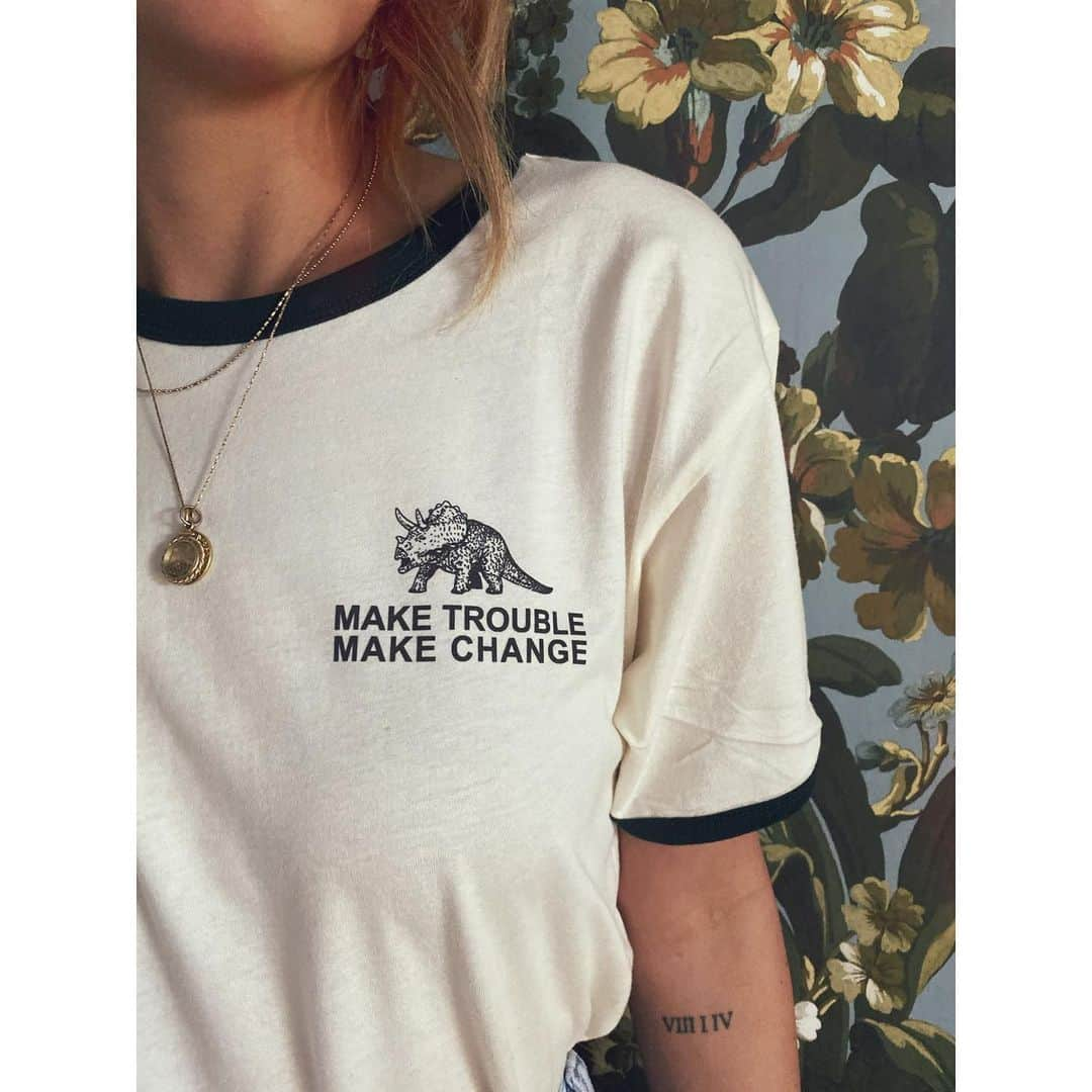 クロエ・ベネットさんのインスタグラム写真 - (クロエ・ベネットInstagram)「*triceratops for the win* (Link in bio, get a shirt!)」10月12日 6時21分 - chloebennet