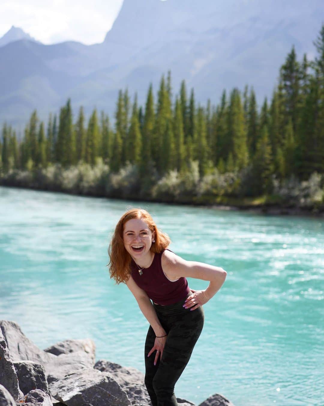 ナターシャ・ピュリッチのインスタグラム：「Because Friday you’re a bigger shmood than Monday! 📸 @alyssamahatme  #TGIF #longweek #canmore #travelalberta #laughingmywayallthewaytomybed」