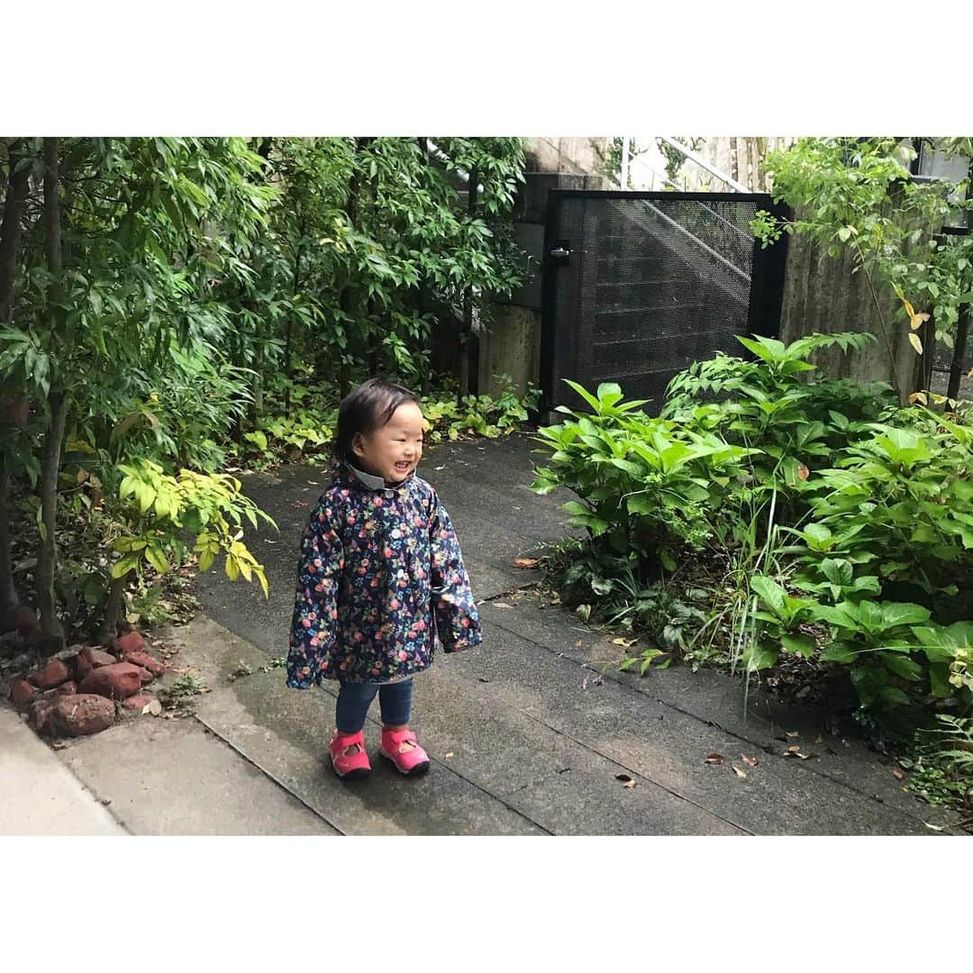のインスタグラム：「すでにすごい雨ですね☔️ 夕方からどうなってしまうんだろう？？と、経験したことのない巨大台風のためまったく想像がつきません。 休めないお仕事の方もいらっしゃいますよね。 どうかどうか、お気をつけください。  わたしが家でできることといったら、 子どもたちが怖がらないように、 笑顔でいる事くらいね^ ^ 用意できるものは用意した🔦🕯⛽️📻 何事もなく明日になりますように！！！」