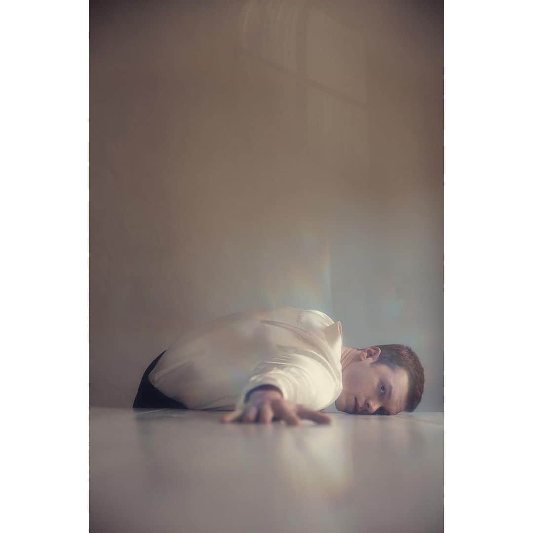 キャメロン・モナガンのインスタグラム：「By the genius @benjoarwas. . Styling by @shalevlavan.」