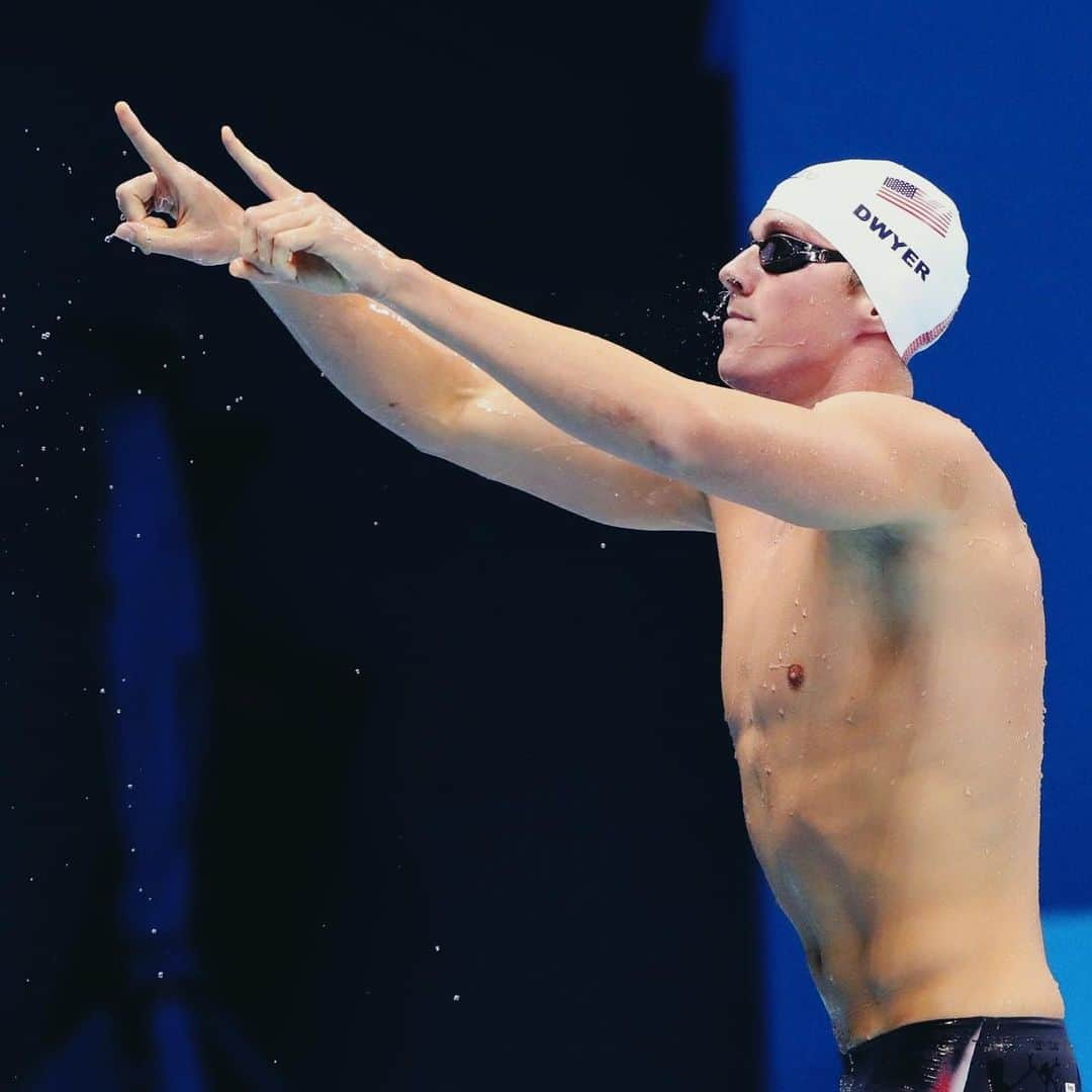 コナー・ドワイヤーのインスタグラム：「Today i’m announcing my retirement from professional swimming. It has been an incredible ride and I have accomplished more than my wildest dreams. It was an honor to represent my country alongside my teammates.  Thank you to my coaches for teaching me that you can achieve anything if you out work everyone. To my mom who taught me how to swim, to my parents who took me to swim practice when it was 5am and subzero in Chicago and sacrificed so much for me because they believed in me and my dreams. Thank you to all my siblings and cousins for never missing a single meet, for being my rock throughout this unforgettable ride. To all the friends and teammates that have been there, old and new, I cherish every moment and memories we have made throughout the years.  I have always felt that swimming chose me- it has and will always have a very special place in my heart.  This is an unfortunate end to an incredible chapter of my life. I believe that things happen for a reason, and I can’t wait to share with you all the next chapter of my life.」