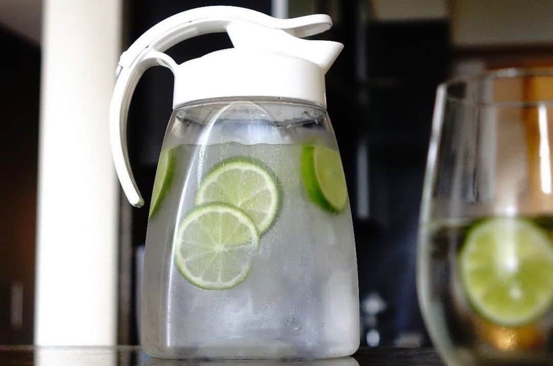 Lustrowareのインスタグラム：「The lockable pitcher is good for many things! Create infused beverages like this one! This is water infused with lime and mint. 😋 Great for detoxing and hydration! - - - - #BPAfree #plasticcontainer #containerhouse #freshfood #freshfruit #freshveggies #infusedwater #healthtips #lockablepitcher」