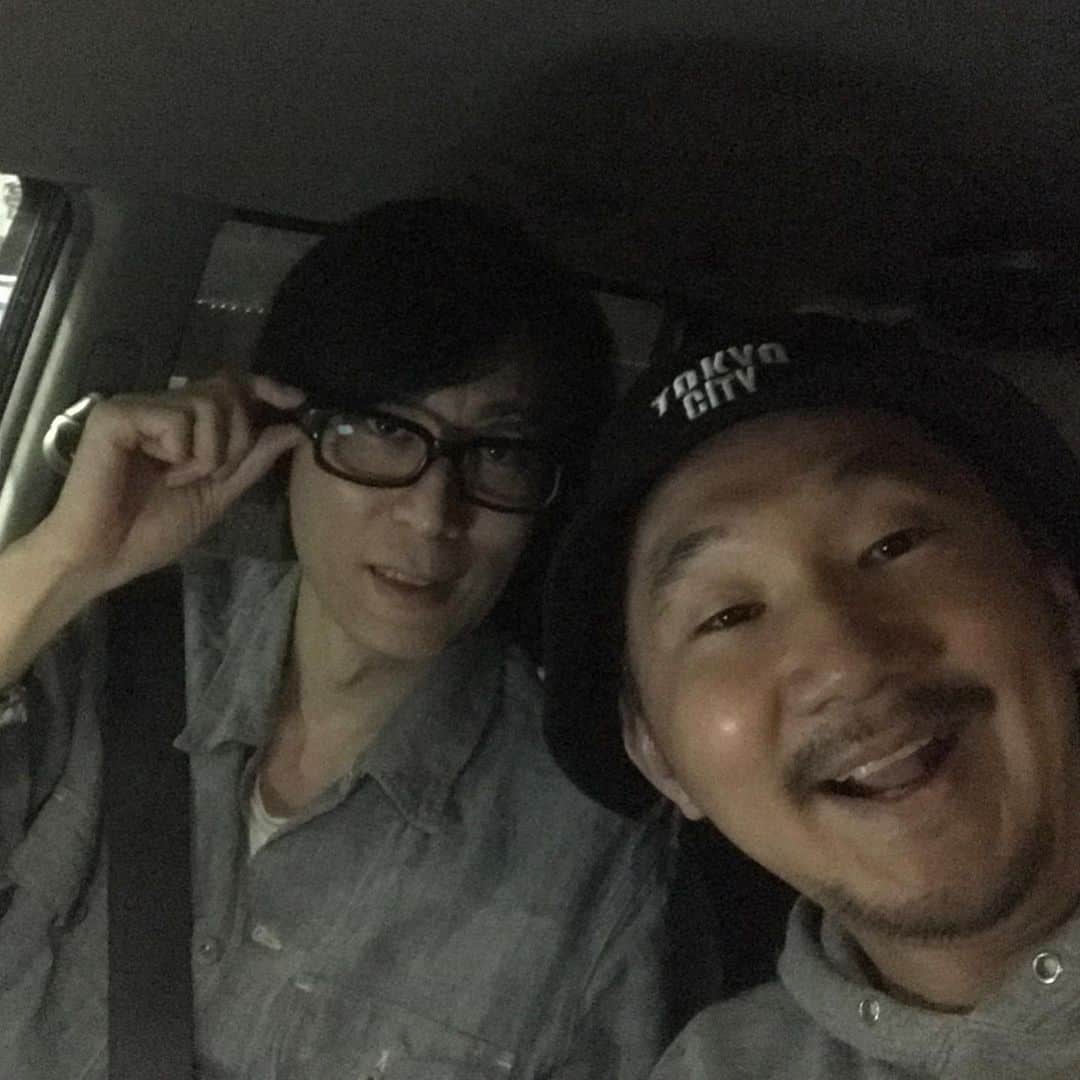 植田朝日のインスタグラム：「🎸🎸🎸﻿ ﻿ 昨日は劇団コラソン「先輩かっけ〜っす！」集中稽古からの深夜は杉本善徳と密会⁉️﻿ ﻿ もう10年の付き合いになるんだってさ。。。﻿ ﻿ そりゃ、お互い歳とりますわ‼️苦笑﻿ ﻿ そろそろ仕事で絡む時期なのかもね。笑﻿ ﻿ #杉本善徳」