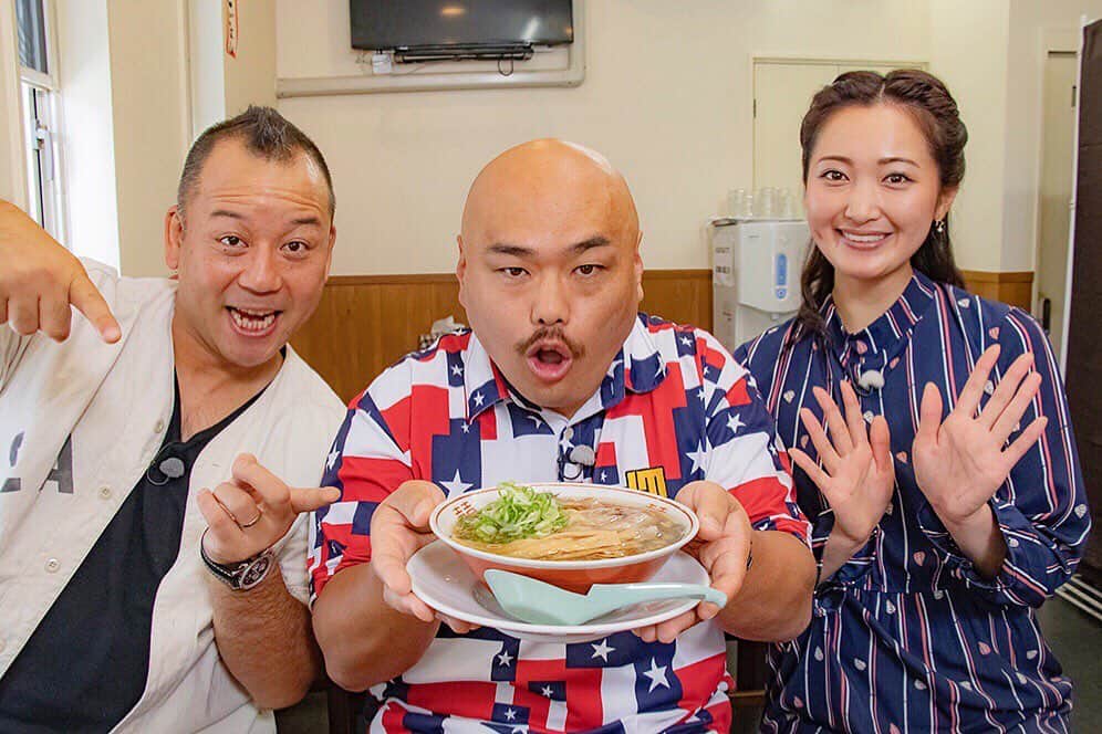 西口真央のインスタグラム：「【食べた麺の長さで勝負！ご当地麺バトル】 今日10月12日（土）午前10時30分からです🍜  私は広島県代表として、広島県出身の安田大サーカスクロちゃん・バイキングの西村さんと一緒に “麺どころ広島”のプライドをかけて胃袋がパンパンパンパンパンになるまで食べてきました！  クロちゃんの破天荒ぶり？だけでなく男らしい一面にもご注目ください❤︎❤︎❤︎ 全国の皆さんぜひご覧くださいね🍜🌟 広島県が優勝しますように、、！！！🏆 #麺 #ご当地麺 #広島麺 #汁なし坦々麺 #呉冷麺 #広島ラーメン #細うどん #お好み焼き #広島つけ麺 #尾道ラーメン #漬物焼きそば」