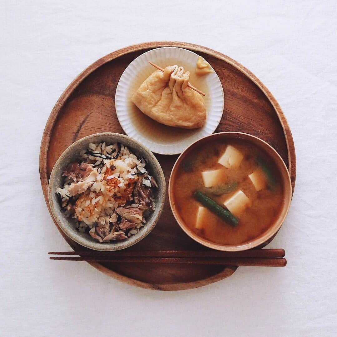 樋口正樹さんのインスタグラム写真 - (樋口正樹Instagram)「Today's breakfast . 台風が心配な土曜朝。 鯖缶で炊き込みご飯、 お味噌汁と玉子巾着。 ご飯のお焦げ多めで 香ばしくて美味しい。 . . #炊き込みご飯 #鯖缶 #お味噌汁 #玉子巾着 #朝食 #japanesebreakfast」10月12日 7時57分 - higuccini