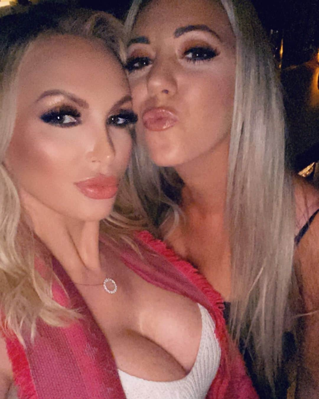 ニッキー・ベンツさんのインスタグラム写真 - (ニッキー・ベンツInstagram)「12/10 feeling cute 💕」10月12日 8時03分 - nikkibenz