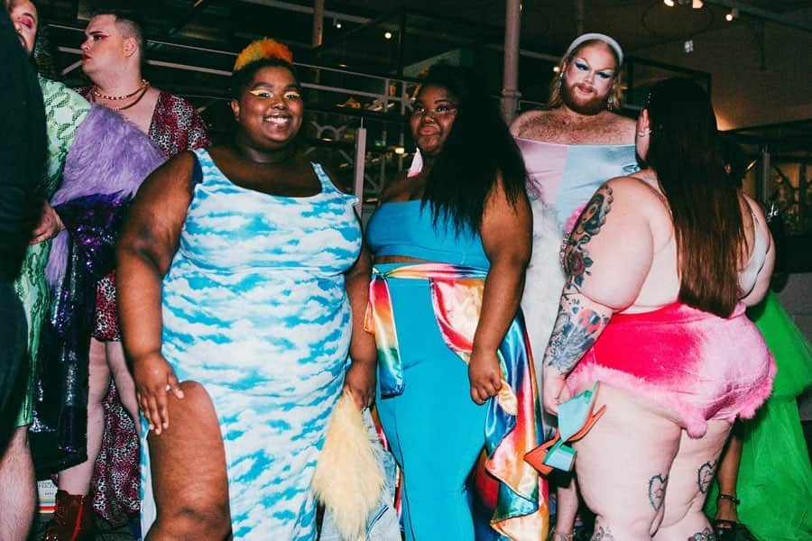 テス・ホリデーさんのインスタグラム写真 - (テス・ホリデーInstagram)「Hi, I’m Queer 👋🏻 This was photo was taken 3 weeks ago today when I had the honor of closing the @londonqueerfashionshow alongside these glorious humans. As someone that’s only been openly queer for a year, it was a very important, and emotional moment for me. I’ve  known I wasn’t “straight” for a long time, but didn’t quite know if it wasn’t something I wanted to talk about publicly, mostly because I didn’t know how. (& I’m still learning, so bare with me) I grew up in the “Bible Belt” of Mississippi and life was already hard enough being fat, and I knew throwing the fact that I had crushes on people other than cis men would mean the possibility of losing my family and friends, and being bullied in school even more than I already was. So I didn’t date, at all. The only two relationships I’ve had in my life were with men, and even though my last relationship was with someone who is queer, I didn’t fully understand my own sexual identity until recently... and that might change & I’m okay with that. I’m proud of who I am, and who I’m becoming and I’m even happier to have such a big community of friends in the LGBTQ community that are teaching me so much about myself just by existing. (I’m tagging some of my fav humans below!) #nationalcomingoutday is wonderful and it makes my heart so full reading everyone’s stories, but remember that it’s a choice. For some, they aren’t able to because it’s not safe for them, they don’t have the luxury to share their truth and to live how they choose. My heart is with those today that aren’t able to, and it doesn’t make y’all any less valid. I see you and I love y’all. Now do yourselves a favor and follow everyone I’m listing that has helped me so much, and this isn’t everyone, but it’s a few folks that that are doing great work in the LGBTQ space.  @the_yvesdropper @ihartericka @jvn @alokvmenon @mynameisjessamyn @nicolettemason @jacobtobia @indyamoore @chellaman @tracelysette @jazzmynejay @abearnamedtroy @raindovemodel @rainbowchatman @thesassytruth_ @lucylondonofficial & many many more. 💕💖💕💖」10月12日 8時15分 - tessholliday