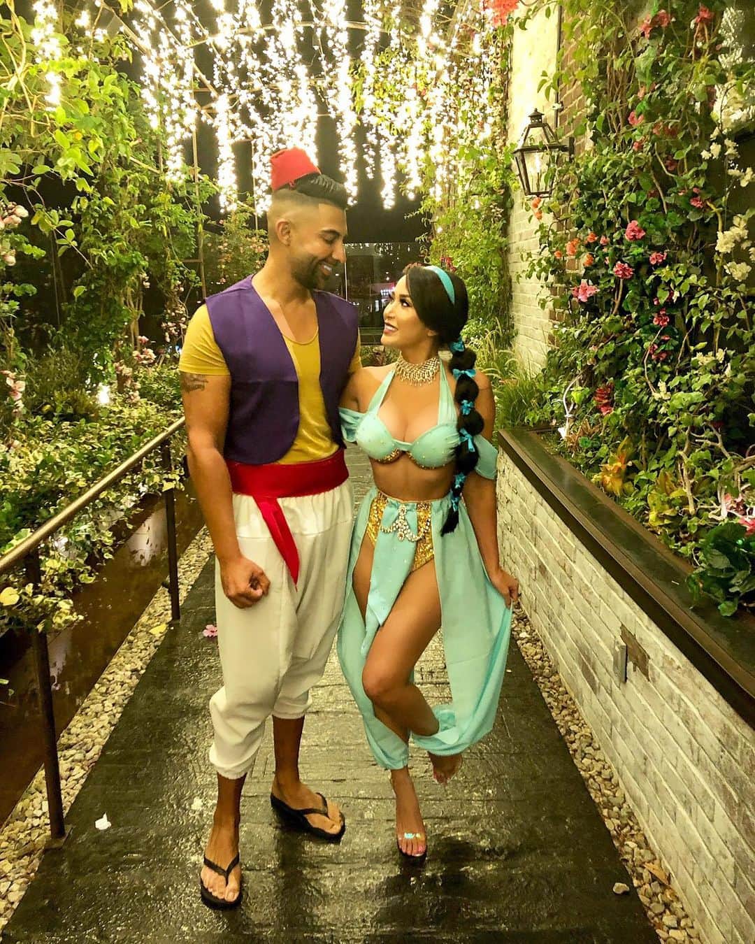 laurag_143のインスタグラム：「#FBF to last #Halloween 🎃  Can you  ka-uties guess what @dhar.mann and I will be this year? Guess it right and we will send you a gift card 😻💳 - Costume from @ottilia.and.sugar 👗」