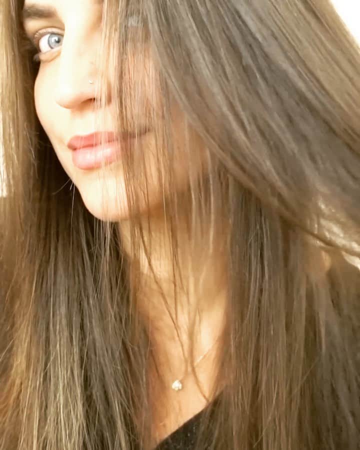 Bruna Unzuetaのインスタグラム：「Tesourinho de beleza na timeline! Anote a receita para um cabelo 3x mais forte, macio e encorpado bb! Usei toda a linha de Siàge Nutri Ouro da @Eudora e finalizei com o meu novo vício - a gota fortalecedora que  garante 50% a mais de força para o fio.  Tchau cabelo áspero! #tesourodebeleza #EudoraSiàge #SiàgeForçaDoOuro#Eudora #ChegaLáeEudora」