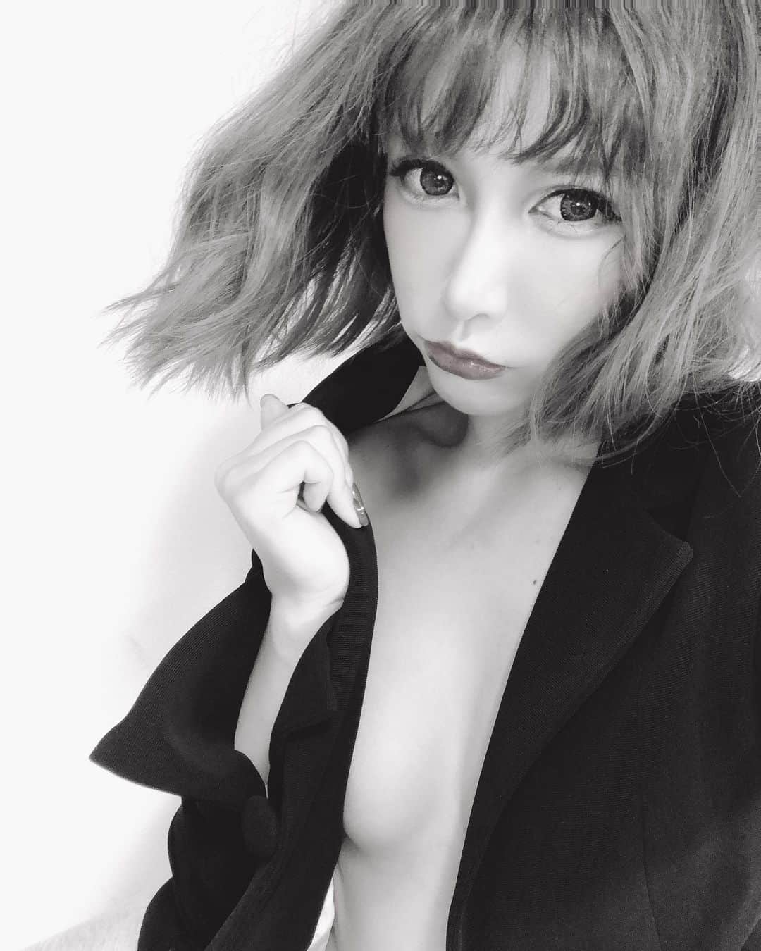 小峰みこさんのインスタグラム写真 - (小峰みこInstagram)「台風怖いね。 みんな何してる？ わたしはこんなことしてる。。💋 . #コスプレ #cosplay #japanesegirl #asiangirls #portrait #selfie #自撮り」10月12日 8時43分 - mico_19911201