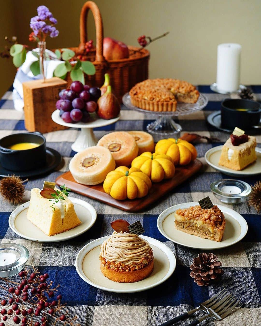 Ayaさんのインスタグラム写真 - (AyaInstagram)「秋のテーブル ・ ・  おはようございます。 ・ ・  ちょっと前になりますが、秋のテーブル撮影をしました。 ・ ・  その際に栗・かぼちゃ・りんごを使ってケーキやパンを作りました。 ・ ・  大きい台風が近づいています😢 ・ ・  台風からかなり離れた我が家も、朝から洗濯物が外に干せないほど、ゴーゴーと暴風が吹き荒れています。 ・ ・  どうか、台風の進路に当たる地域にお住まいのみなさま、十分にお気をつけください😢 ・ ・ 大きな被害が出ないことを願うばかりです🙏 ・ ・  #手作り#手作りケーキ#手作りパン#モンブラン#かぼちゃパン#栗あんぱん#アップルクランブル#りんごケーキ#フーディーテーブル#マカロニメイト#ロカリ#エルグルメ  #homemade#homemadesweets#montblanc#pumpkin#bread#foodporn#foodie#foodies#foodpics#igersjp#tv_stilllife」10月12日 8時41分 - aya_m08