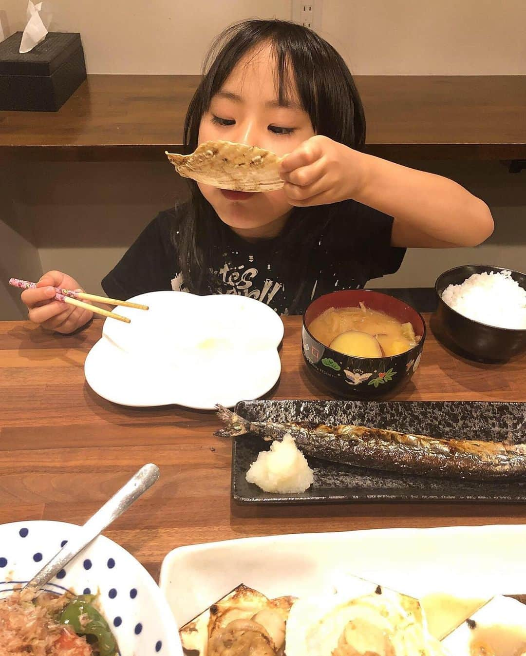 みきママさんのインスタグラム写真 - (みきママInstagram)「【早めに晩御飯を食べてもう寝ます〜！】. . . . . . . 晩御飯は、冷凍していたホタテを焼いたら豪華になりました！！. . . . . お風呂にお湯をためて入って、ご飯やお茶はたくさん用意して、今日はニュースを見ながらたまった掃除をしました。. . . . . . . 不安な夜です。家族みんなで支え合いましょう！！. . . #秋刀魚 #ホタテ #fnceats #newrice #sauryfish  #pacificsaury #scallops」10月12日 19時43分 - mikimama_official