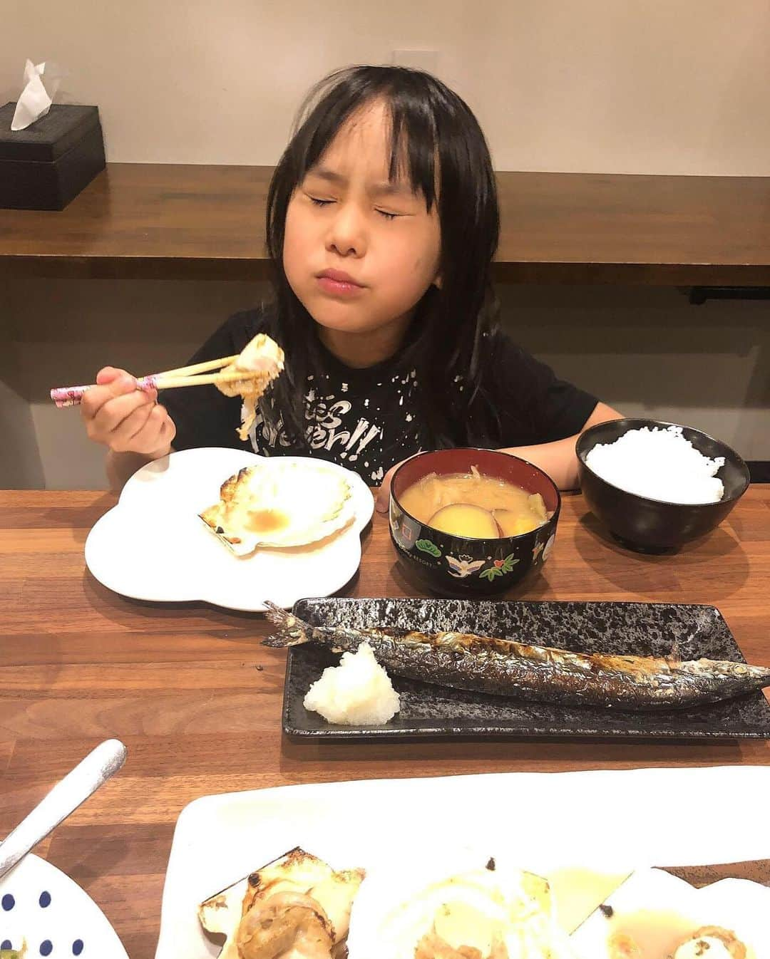 みきママさんのインスタグラム写真 - (みきママInstagram)「【早めに晩御飯を食べてもう寝ます〜！】. . . . . . . 晩御飯は、冷凍していたホタテを焼いたら豪華になりました！！. . . . . お風呂にお湯をためて入って、ご飯やお茶はたくさん用意して、今日はニュースを見ながらたまった掃除をしました。. . . . . . . 不安な夜です。家族みんなで支え合いましょう！！. . . #秋刀魚 #ホタテ #fnceats #newrice #sauryfish  #pacificsaury #scallops」10月12日 19時43分 - mikimama_official