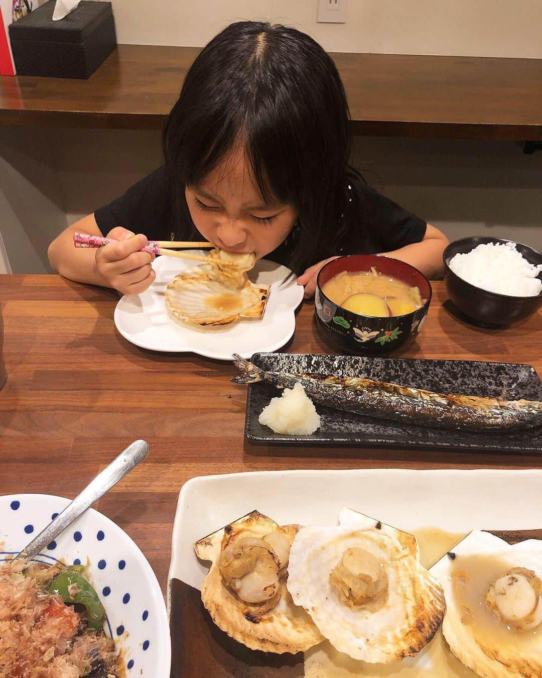 みきママさんのインスタグラム写真 - (みきママInstagram)「【早めに晩御飯を食べてもう寝ます〜！】. . . . . . . 晩御飯は、冷凍していたホタテを焼いたら豪華になりました！！. . . . . お風呂にお湯をためて入って、ご飯やお茶はたくさん用意して、今日はニュースを見ながらたまった掃除をしました。. . . . . . . 不安な夜です。家族みんなで支え合いましょう！！. . . #秋刀魚 #ホタテ #fnceats #newrice #sauryfish  #pacificsaury #scallops」10月12日 19時43分 - mikimama_official