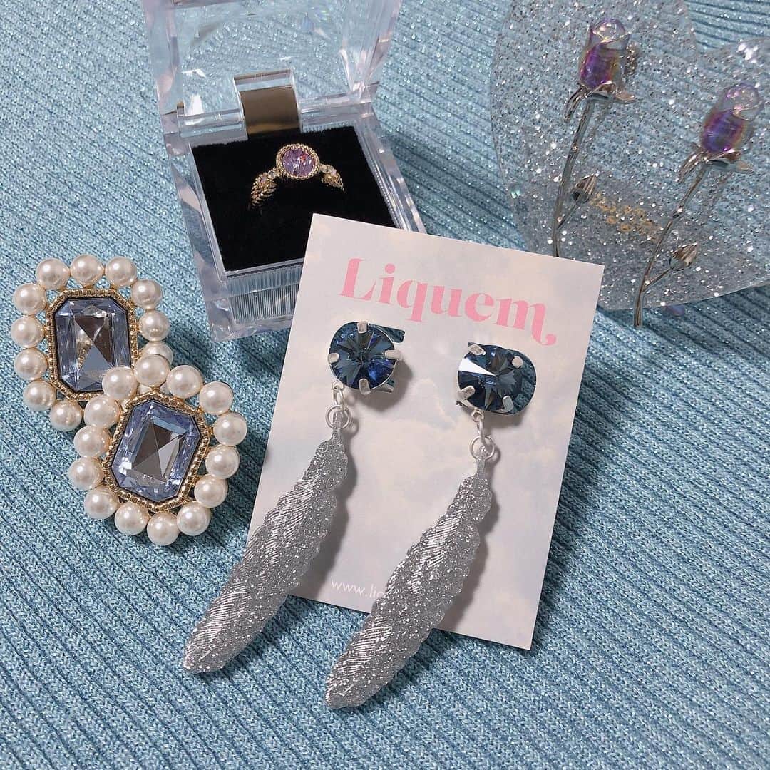 mimさんのインスタグラム写真 - (mimInstagram)「@liquem.tokyo のアクセサリー達 新作の羽のイヤリングと、パープルのリング 持っているものをこうやって並べてみると、私ってつくづく水色が好きなんだなって思い知らされる  #liquem#accessory#fashion#instagood#followme#blue#💙」10月12日 19時44分 - mim_11_11