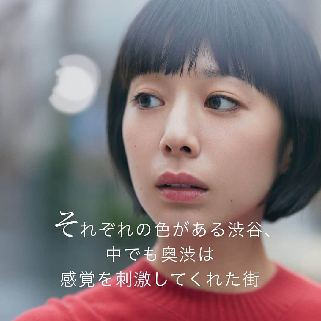 のインスタグラム：「「生まれも育ちも東京です。ずっと東京にいるからか“街”がすごく好き」と話す夏帆が撮影場所に選んだのは奥渋だった。「高校時代に感覚を刺激してくれた場所なんです。学校帰りにいつもこの辺りを歩いていて、新しいお店ができたりしてどんどん奥渋が人気のエリアとして注目されていくのを見てきました」とそのわけを語る。﻿ ﻿ 【#TOKYOVIEWING】﻿ 女優として幅広い役をこなす夏帆が、落ち着いた大人のスポットとして注目される“奥渋”と呼ばれる渋谷・神山町エリアを舞台に、TOKYO VIEWINGに登場。学生時代を過ごしたなじみのある奥渋の街で、自身の成長を等身大に語る﻿ ﻿ TOKYO VIEWING Vol.4の全容はストーリーまたはプロフィールのリンクから🔗﻿ ﻿ PHOTOGRAPHS : YUKI KUMAGAI﻿ STYLING : SAEKO SUGAI﻿ HAIR & MAKEUP : TAKAE KAMIKAWA (MOD'S HAIR)﻿ ﻿ #夏帆 #TOKYOVIEWING #POSTELEGANT #奥渋﻿」
