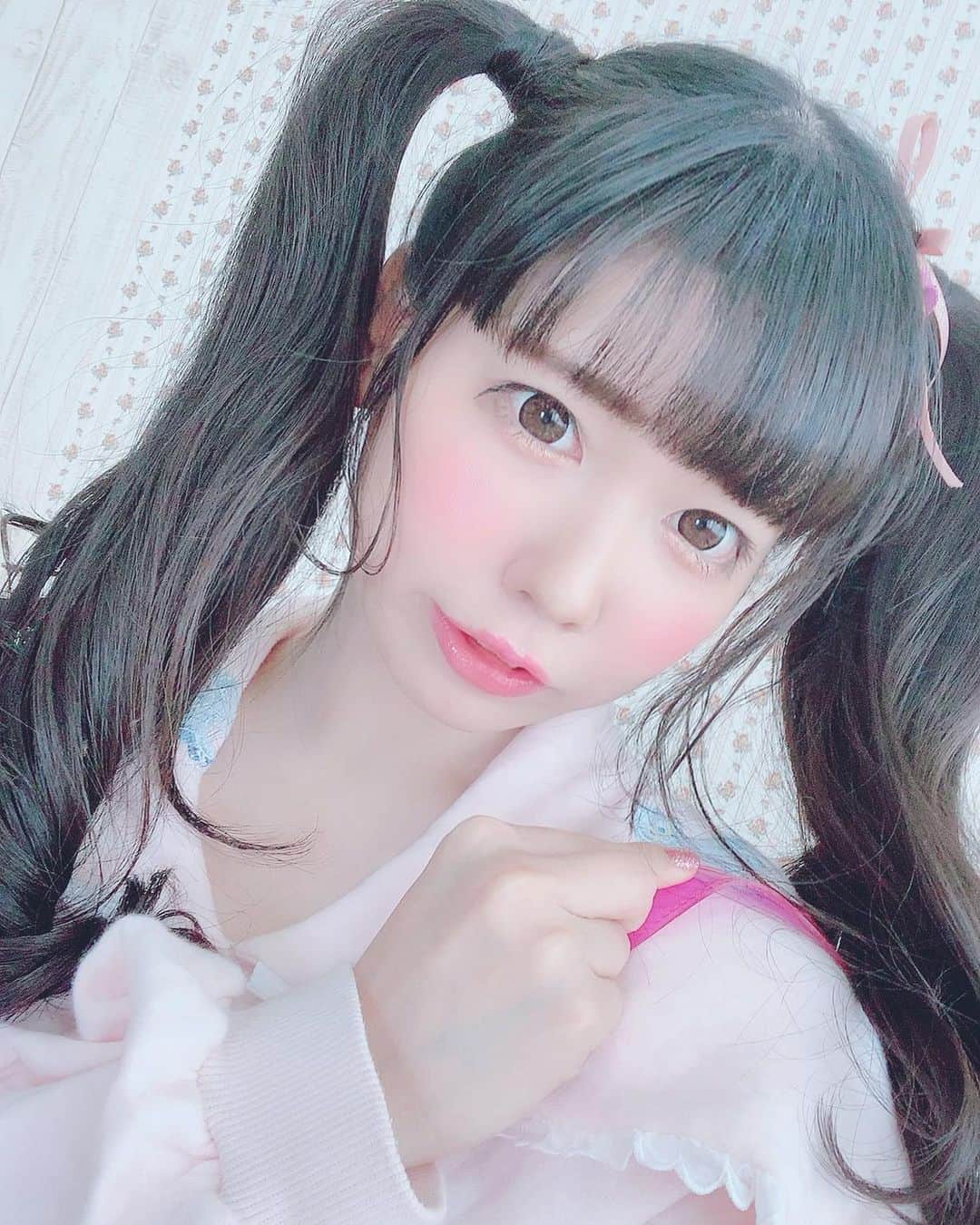 のインスタグラム：「💗 ♡ 💗 ♡ (Ｕ 'ᴗ' )⊃ #Febri #恋汐りんご #恋汐りんごのつくりかた  #japaneseidol  #japanesegirl  #pink #jennyfax #candystripper」