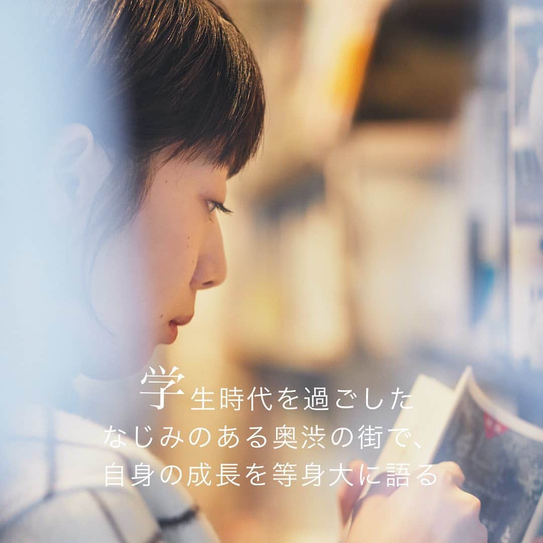 のインスタグラム：「夏帆が学生時代を過ごしたなじみのある奥渋で特によく訪れていたというのは、本屋。「本屋さんで探す出合いみたいな感覚が好きです。東京の街と一緒で、雑多に情報がある安心感がある気がします」。﻿ ﻿ 【#TOKYOVIEWING】﻿ 女優として幅広い役をこなす夏帆が、落ち着いた大人のスポットとして注目される“奥渋”と呼ばれる渋谷・神山町エリアを舞台に、TOKYO VIEWINGに登場。学生時代を過ごしたなじみのある奥渋の街で、自身の成長を等身大に語る﻿ ﻿ TOKYO VIEWING Vol.4の全容はストーリーまたはプロフィールのリンクから🔗﻿ ﻿ PHOTOGRAPHS : YUKI KUMAGAI﻿ STYLING : SAEKO SUGAI﻿ HAIR & MAKEUP : TAKAE KAMIKAWA (MOD'S HAIR)﻿ ﻿ #夏帆 #TOKYOVIEWING #BLAMINK #奥渋」