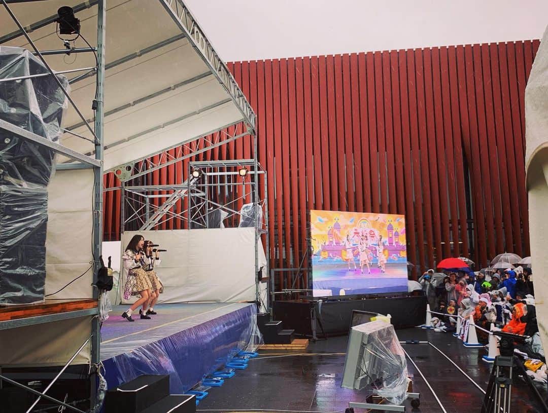 稲葉千秋さんのインスタグラム写真 - (稲葉千秋Instagram)「ABA番組祭2019 1日目が無事終了✨ 雨の中お越しくださった皆様、 テレビの前で生放送をご覧くださった皆様、 本当にありがとうございました😭💕 お客さんが来てくださるか心配でしたが、 想像以上にたくさんの方に来ていただき、 本当に感激でした😭❣️ 風邪をひかれませんように、 温まってゆっくりとお休みくださいね⭐️ ＊ ＊ ＊ 2時間生放送のクイズ大会では、 スーパーＪチャンネルABAチームが 4回目の優勝を果たすことができました〜😆💓 大人気なく本気で挑み、逆転勝利！ 嬉しかったです😂✨✨ ＊ ＊ ぶらり民鉄のブースにおじゃまし、 将太さんと共にパネルでパシャり🎵 青い森鉄道さんのアテンダントの衣装を 着られて嬉しかったです✨ 佳子さんと3人でも撮りました💓 ＊ ＊ 本日のヘアセットは木浪学園の皆さんに 可愛くしていただきました😍 嬉しくてパシャパシャ📷✨✨ ＊ ＊ AKB48Team8のライブも最高でした😆💕💕 明日は天候不良のため、外のブースはなしになりました！ ステージイベントはワラッセの 2階イベントホールで行ないます！ 明日も皆さまお待ちしています😊💕 ＊ ＊  #aba番組祭 #ワラッセ西の広場 #スーパーjチャンネルaba #2時間生放送 #4連覇 #ぶらり民鉄の旅 #ヘアセット #木浪学園  #akb48team8  #ハッピィ #ラッキー #感謝」10月12日 18時55分 - chakey_15