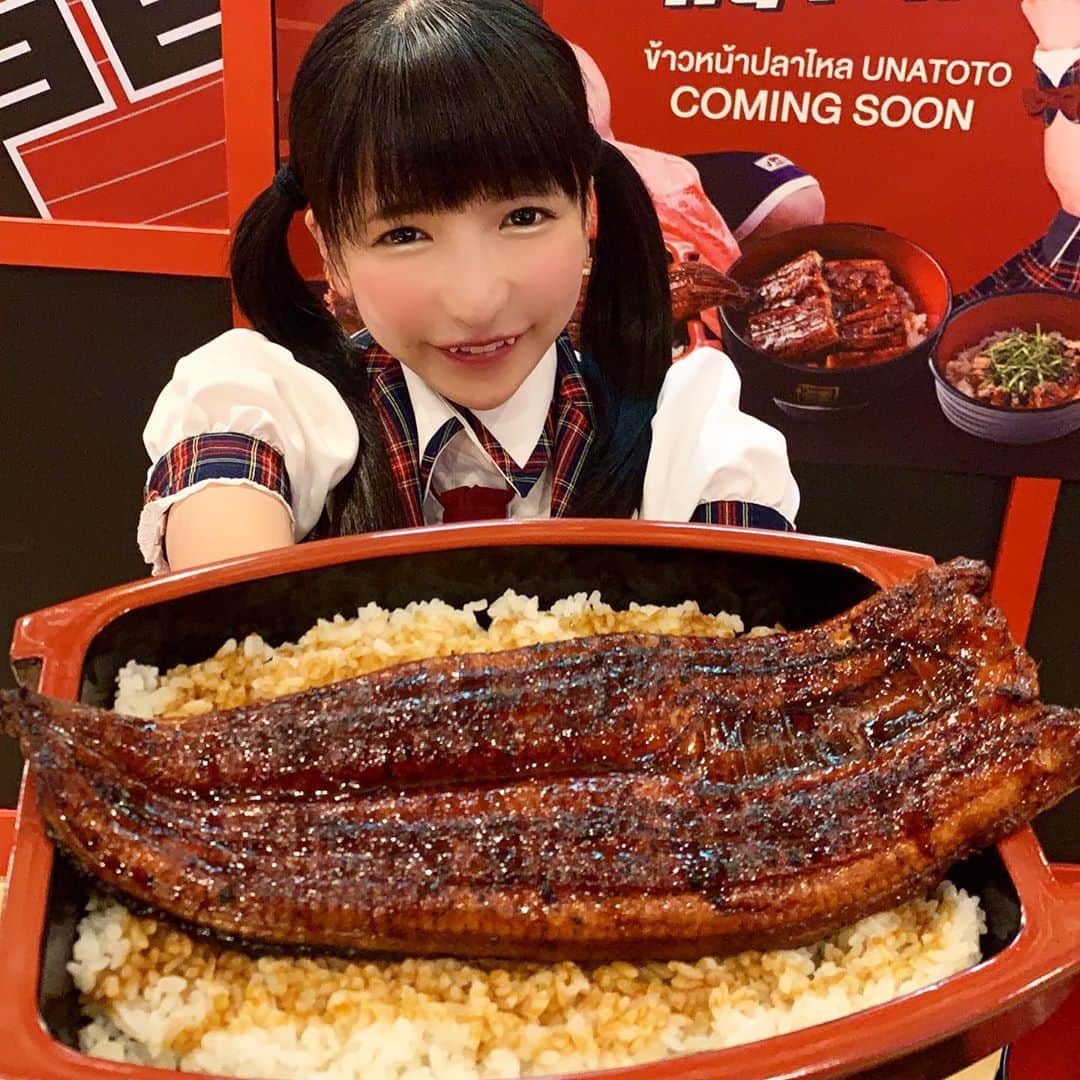 もえのあずきさんのインスタグラム写真 - (もえのあずきInstagram)「タイのマッスル大食いYouTuberヨンさんとうなぎの大食い対決しました🤤💓 #unatoto#unatotothailand #宇奈とと#うなぎ#大食い#大食い対決#10kcalmuscle #thaifood #japanesefood#japanesegirl」10月12日 18時54分 - moeazukitty