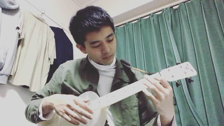 岡田竜（岡田桜井）のインスタグラム：「The Beatles-Yesterday  #ウクレレ #ukulele #昨日映画のイエスタデイ観て帰ってきてすぐ撮ったやつ #台風ですね #暇ですね #100回みてください #outdoorukulele」