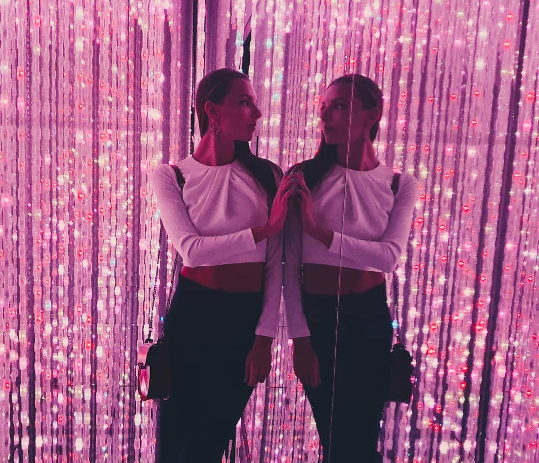 メリティナ・スタニウタさんのインスタグラム写真 - (メリティナ・スタニウタInstagram)「Life is tough . But so you are ⠀ #tokyo #japan #odaiba #digitalartsmuseum #mirror #rose #pink #lights #samsungbelarus #s10belarus #galaxys10 #токио #япония」10月12日 19時09分 - melitinastaniouta
