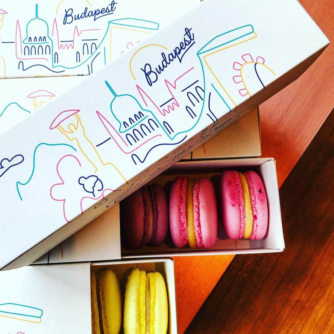 アンドレア・オズヴァルトさんのインスタグラム写真 - (アンドレア・オズヴァルトInstagram)「Do you like #macarons? 😋😋😋 #yummy #macaron at @martys_budapest my favorite new place in #Budapest!! Check it out!👍👏👏👏」10月12日 19時22分 - andreaosvart