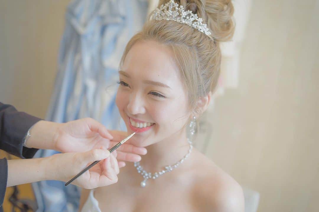 伊藤澄花のインスタグラム：「そういえば(言い方) もう2ヶ月も前になるのですが、、結婚式挙げました👰✨ インスタに写真載せる載せる詐欺してたの思い出して急いで一枚アップします(笑)  朝一で撮っていただいた一枚📷 この日は本当不思議なくらい緊張しなかったしずーーーっと素で笑ってたから 後日送られてきた写真みてビックリしたのが 半分くらい変顔みたいになっていて せっかく綺麗なドレス着たのに顔のせいで台無しでした😭(笑)(笑)  言い訳すると心許せる人達を前に キメ顔出来ないタチなので大きな口開けて 大笑いしてる写真ばっかりに🤳 これもいい思い出だね😚💘 何枚か載せたいな！ . .  #結婚式 #結婚 #花嫁 #ウェディング #ウェディングドレス #ティアラ #marriage #wedding #weddingdress #幸せ #happywedding」