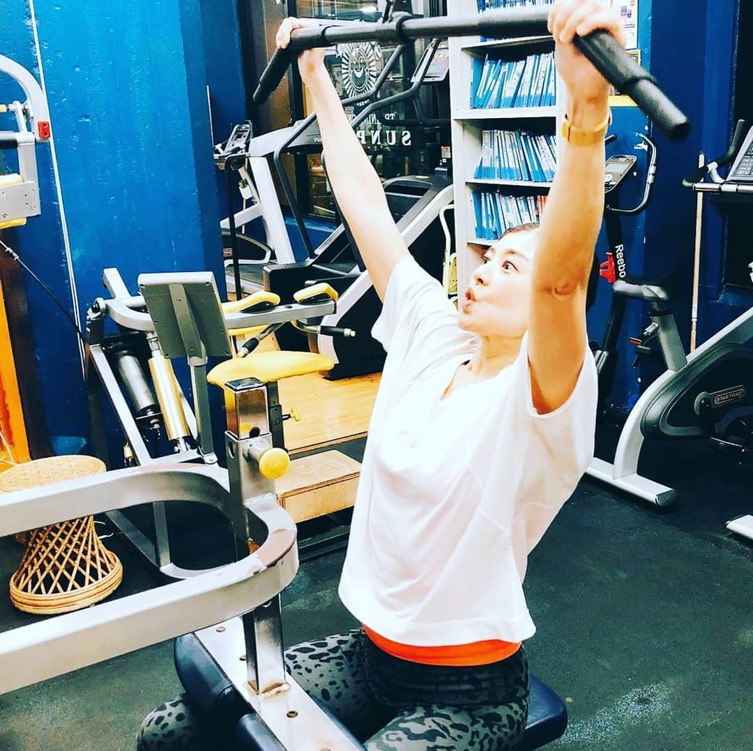 間々田佳子のインスタグラム：「顔とカラダを一緒に鍛えちゃえ！  #表情筋トレーニング  #表情筋研究家 #間々田佳子 #筋トレ女子  #台風気をつけてね💨」