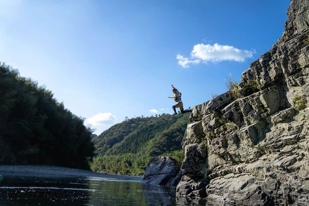 太田江莉奈さんのインスタグラム写真 - (太田江莉奈Instagram)「YAMAPさんとKAWAPしてきました🥳 初のパックラフト🛶 これはハマる✨楽しすぎる！ 7㎞ちょっと下りました！ 去年ラフティングで溺れて死にかけて川が怖かったけど、山口の川は水が綺麗すぎて2〜3mの深さでも底が見えるくらい澄んでるから怖くなかったし、寧ろその美しさと自然に癒されました💡 山旅のロケも相当楽しかったけど、プライベートで遊ぶと更に自由で移動の車の中までもが楽しい。笑 月1アウトドアまたやりましょう💪 . .  #パックラフト #YAMAP#川旅日記 #川遊び#アウトドア#山口」10月12日 19時24分 - erina_o_