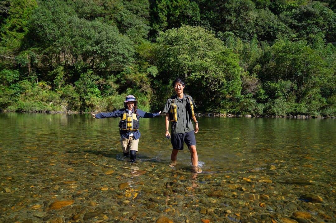 太田江莉奈さんのインスタグラム写真 - (太田江莉奈Instagram)「YAMAPさんとKAWAPしてきました🥳 初のパックラフト🛶 これはハマる✨楽しすぎる！ 7㎞ちょっと下りました！ 去年ラフティングで溺れて死にかけて川が怖かったけど、山口の川は水が綺麗すぎて2〜3mの深さでも底が見えるくらい澄んでるから怖くなかったし、寧ろその美しさと自然に癒されました💡 山旅のロケも相当楽しかったけど、プライベートで遊ぶと更に自由で移動の車の中までもが楽しい。笑 月1アウトドアまたやりましょう💪 . .  #パックラフト #YAMAP#川旅日記 #川遊び#アウトドア#山口」10月12日 19時24分 - erina_o_