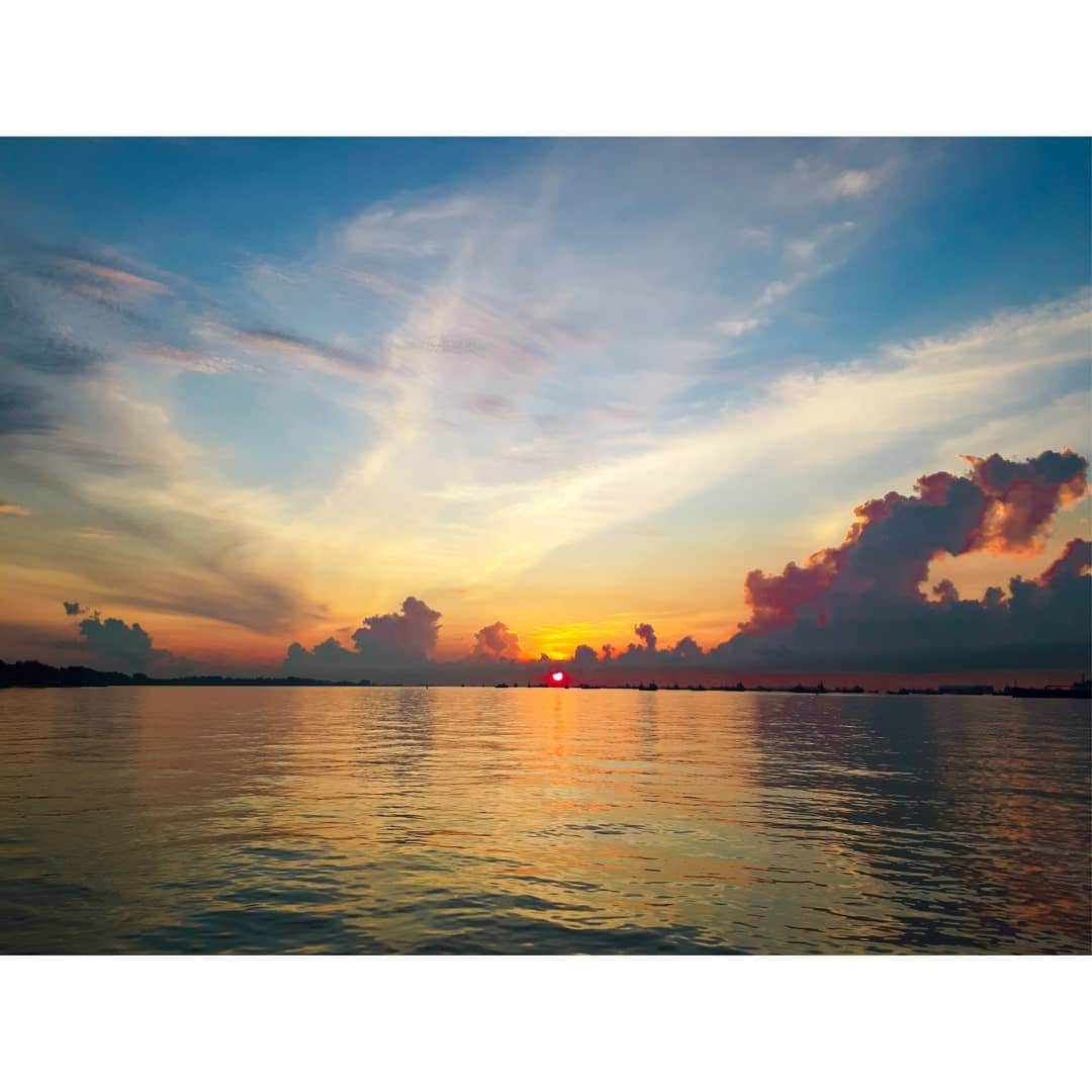 峯岸伽奈さんのインスタグラム写真 - (峯岸伽奈Instagram)「. . . 🌅  #sunrise  久しぶりにここ来たけど、本当にいつも綺麗❤  日本は台風がかなり凄いみたいなので、皆様、どうか無事でありますように🙏　 大きな台風は、あまり実家の方まで来ないけど今回は大変なことになってるみたいで心配です…」10月12日 19時26分 - minegishikana_