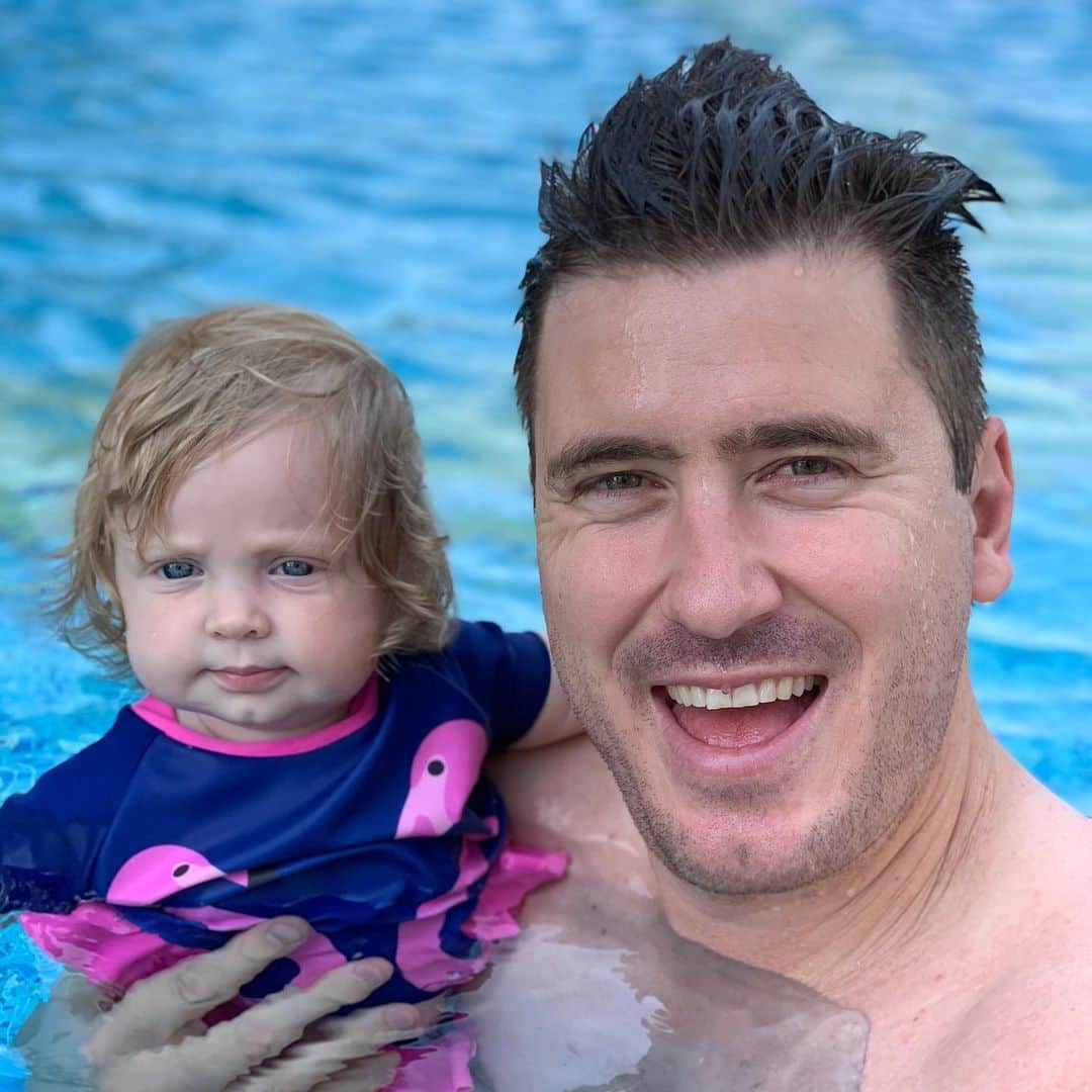 カースティ・コベントリーさんのインスタグラム写真 - (カースティ・コベントリーInstagram)「Dad and Daughter time ❤️❤️ #Swimming #LearnToSwim  #PinkFlamingos」10月12日 19時26分 - officialkirstycoventry