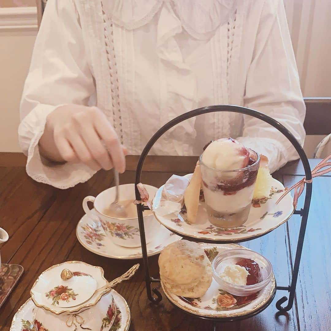 東佳苗さんのインスタグラム写真 - (東佳苗Instagram)「ミホちゃんと @berrystearoom 行った時の☕️🧁🍰(ミホ友が働いている🍽) カップとソーサー全部かわいいし壁紙もかわいいし店員さんの制服もかわいいです…❤︎ ストレス溜まってくるとただ可愛い場所で美味しいスイーツを食べる時間の尊さを感じる…🍨 #berrystearoom」10月12日 10時42分 - usagi_kanae