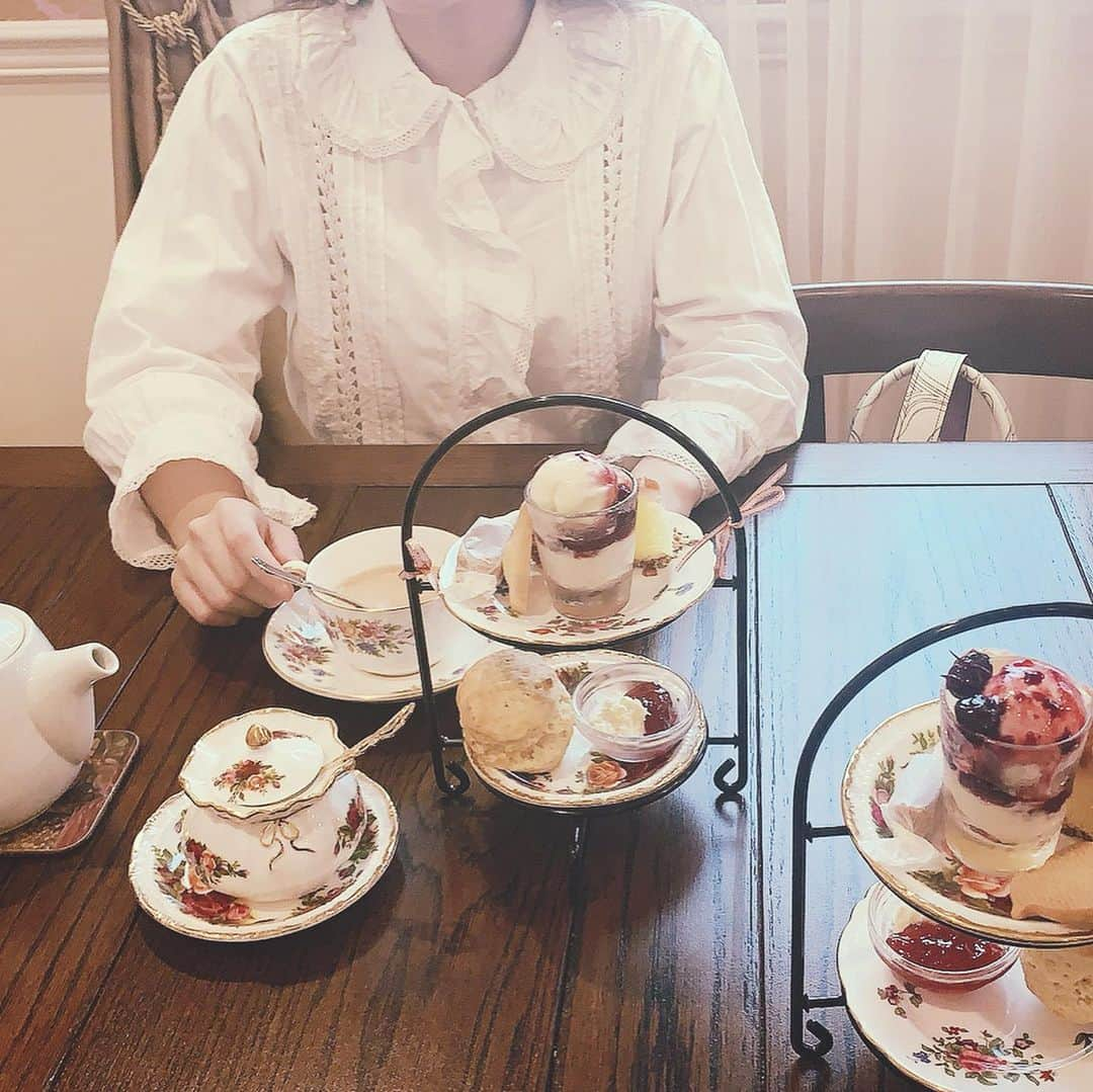 東佳苗さんのインスタグラム写真 - (東佳苗Instagram)「ミホちゃんと @berrystearoom 行った時の☕️🧁🍰(ミホ友が働いている🍽) カップとソーサー全部かわいいし壁紙もかわいいし店員さんの制服もかわいいです…❤︎ ストレス溜まってくるとただ可愛い場所で美味しいスイーツを食べる時間の尊さを感じる…🍨 #berrystearoom」10月12日 10時42分 - usagi_kanae